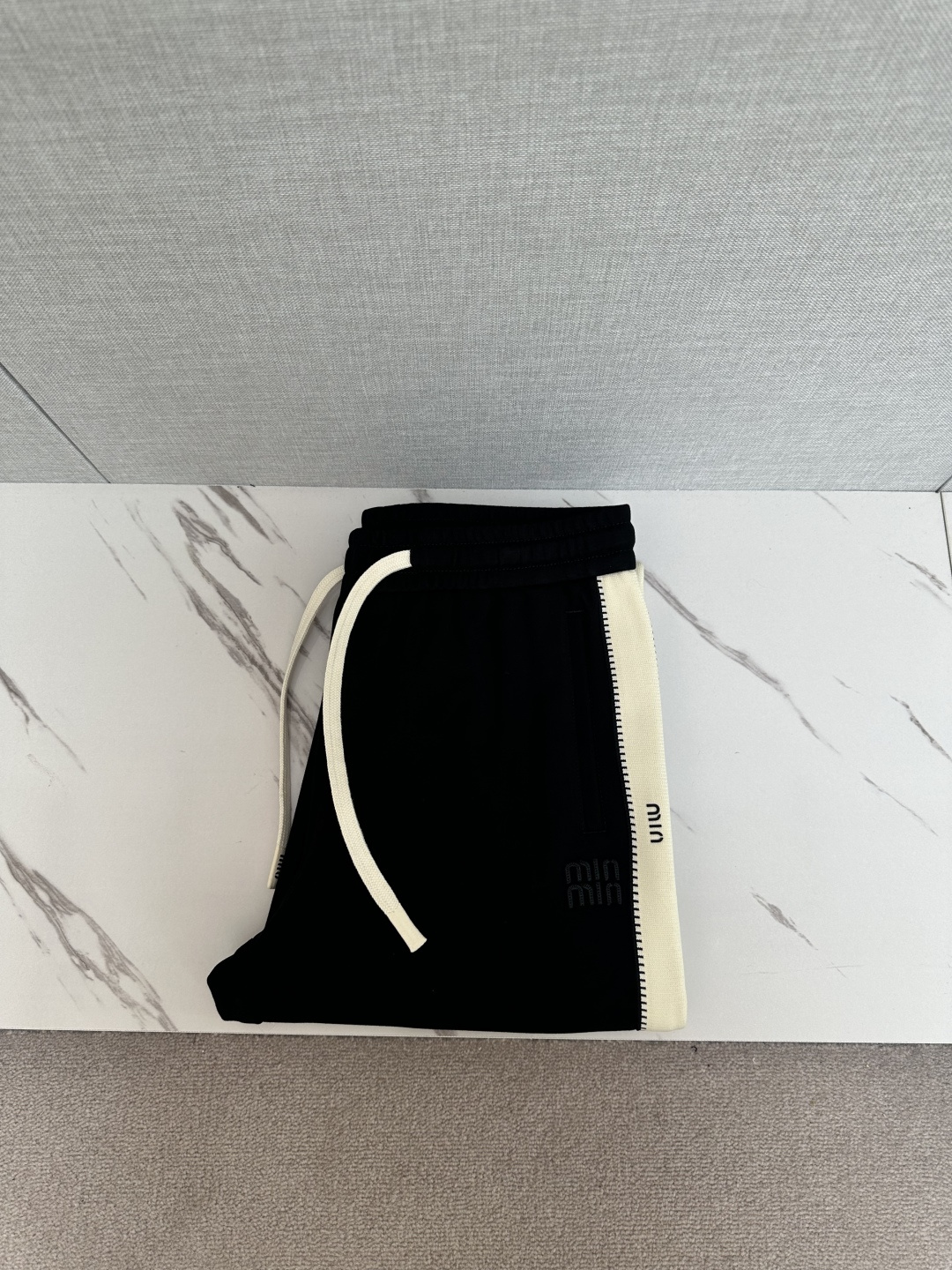 NO:550928,MiUMiU autumn and winter men's original single casual pants, heavy recommendation!  This model uses original exclusive fabric!  The craftsmanship is top-notch, design logo hardware modification!  The three-dimensional sense is extremely stunning and stunning. The pattern is presented by the iconic brand pattern. It has a very distinctive and high-end and fashionable look, which strongly demonstrates the identity!  In addition, it has a lot of cotton feel, both comfort and breathability, extremely delicate touch, and excellent skin-friendly!  The details are perfect, with all kinds of exquisite and exquisite, with a strong sense of styling, full of upper body styles, and belongs to the unique type on the market!  Size 48-56, miumiu,alexander wang19860909MiUMiU 秋冬男士原单休闲裤 重磅推荐！此款所运用原版专属面料！还是工艺都堪称顶尖,设计logo五金修饰！立体感极强,视觉极其惊艳震撼,图案由标志性的品牌图案呈现,辨识度非常鲜明且高级时髦,有力彰显身份！此外棉感十足,舒适性与透气性兼备,触感极为细腻,亲肤性绝佳！细节完美如斯,各种精湛考究 造型感极强,上身型款十足,属于市面独一无二的类型！尺码48—56,,miumiu,alexander wang,Men's clothing