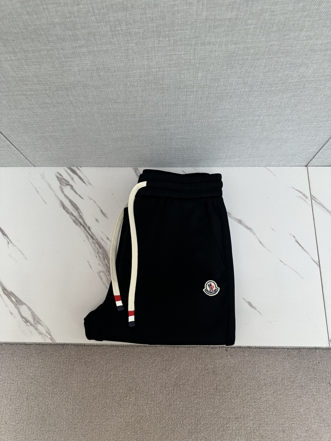 NO:550954,MO autumn and winter men's original single casual pants. Heavy recommendation!  This model uses original exclusive fabric!  The craftsmanship is top-notch, design logo hardware modification!  The three-dimensional sense is extremely stunning and stunning. The pattern is presented by the iconic brand pattern. It has a very distinctive and high-end and fashionable look, which strongly demonstrates the identity!  In addition, it has a lot of cotton feel, both comfort and breathability, extremely delicate touch, and excellent skin-friendly!  The details are perfect, with all kinds of exquisite and exquisite, with a strong sense of styling, full of upper body styles, and belongs to the unique type on the market!  Size 48-56, alexander wang19860909MO 秋冬男士原单休闲裤 重磅推荐！此款所运用原版专属面料！还是工艺都堪称顶尖,设计logo五金修饰！立体感极强,视觉极其惊艳震撼,图案由标志性的品牌图案呈现,辨识度非常鲜明且高级时髦,有力彰显身份！此外棉感十足,舒适性与透气性兼备,触感极为细腻,亲肤性绝佳！细节完美如斯,各种精湛考究 造型感极强,上身型款十足,属于市面独一无二的类型！尺码48—56,,alexander wang,Men's clothing