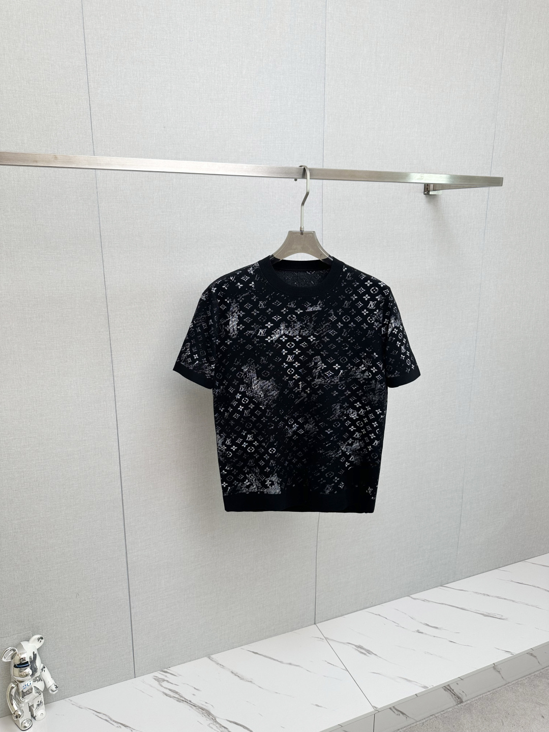 NO:550936,LV 2025 new knitted short-sleeved base, seiko embroidery, wool fabric, chest logo design!  Trading companies have sparse channels and are released on the official website at the same time!  Classic design of autumn and winter series!  This sweater is selected for imported knitted wool material!  The soft and dense terry texture is breathable and comfortable to wear with close body, beautiful colors, eye-catching and fashionable, and unique patterns can definitely make you outstanding among the crowd!  Casual style cut design!  The upper body effect is age-reducing and versatile, and it is easy to get daily casual outfits. Size 48-56,,louis vuitton,sweaters,T-shirt,alexander wang19860909LV 2025新款针织短袖打底 精工刺绣,羊毛面料,胸前logo设计！贸易公司渠道稀出,同步官网发售！秋冬系列经典设计！此款毛衣甄选客供进口针织羊毛材质！柔软绵密的毛圈肌理,贴身穿着透气亲肤舒适,色彩靓丽、吸睛时髦度爆棚,与众不同的图案绝对可以让你在人群中出彩万分！休闲版型裁剪设计！上身效果减龄又百搭,轻松Get起日常休闲穿搭.尺码48—56,,louis vuitton,sweaters,T-shirt,alexander wang,Men's clothing