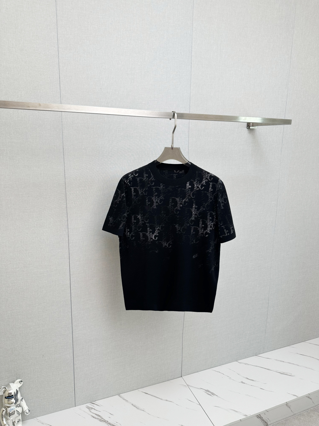 NO:550939,DIOR 2025 new knitted short-sleeved base, seiko embroidery, wool fabric, chest logo design!  Trading companies have sparse channels and are released on the official website at the same time!  Classic design of autumn and winter series!  This sweater is selected for imported knitted wool material!  The soft and dense terry texture is breathable and comfortable to wear with close body, beautiful colors, eye-catching and fashionable, and unique patterns can definitely make you outstanding among the crowd!  Casual style cut design!  The upper body effect is age-reducing and versatile, making it easy to get daily casual outfits. Size 48-56, dior, sweaters, T-shirt, alexander wang19860909DIOR 2025新款针织短袖打底 精工刺绣,羊毛面料,胸前logo设计！贸易公司渠道稀出,同步官网发售！秋冬系列经典设计！此款毛衣甄选客供进口针织羊毛材质！柔软绵密的毛圈肌理,贴身穿着透气亲肤舒适,色彩靓丽、吸睛时髦度爆棚,与众不同的图案绝对可以让你在人群中出彩万分！休闲版型裁剪设计！上身效果减龄又百搭,轻松Get起日常休闲穿搭.尺码48—56,,dior,sweaters,T-shirt,alexander wang,Men's clothing