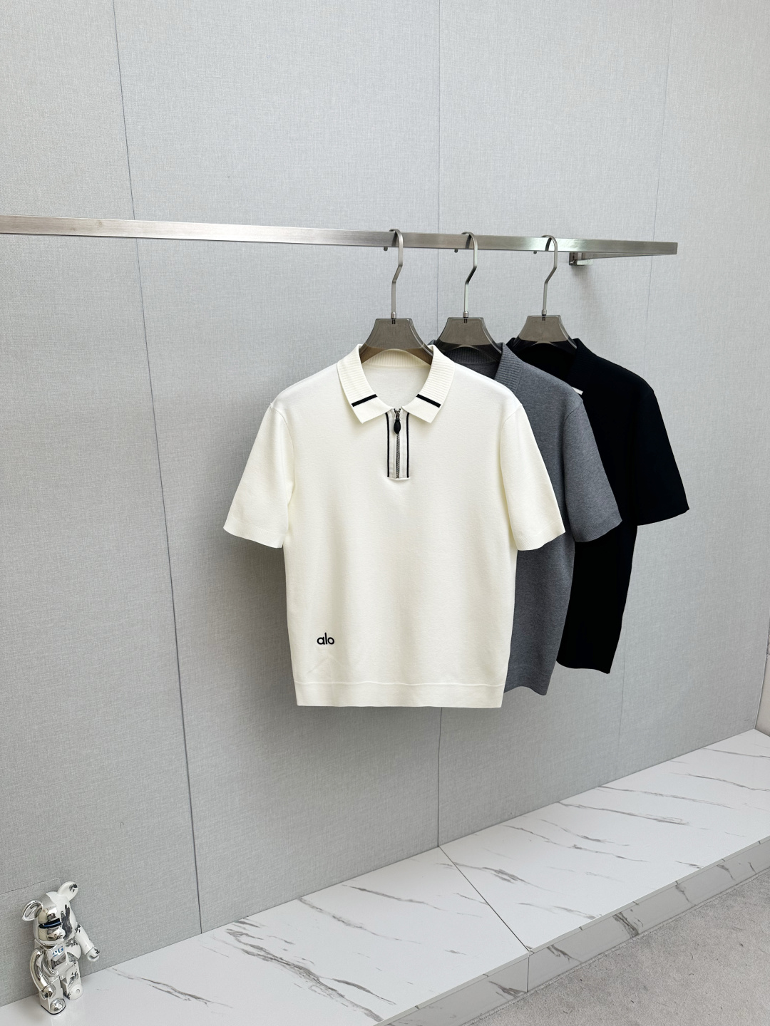 NO:550942,ALO 2025 new knitted short-sleeved base layer, fine embroidery, wool fabric, chest logo design!  Trading company channels are rare and available on the official website simultaneously!  Autumn and winter series classic design!  This sweater is made of imported knitted wool!  The soft and dense terry texture makes it breathable and comfortable to wear next to the skin. The color is beautiful, eye-catching and fashionable. The unique pattern will definitely make you stand out in the crowd!  Casual cut design!  The upper body effect is age-reducing and versatile, and it is easy to get casual daily wear. Sizes 48-56, sweaters, T-shirt, alexander wang19860909ALO 2025新款针织短袖打底 精工刺绣,羊毛面料,胸前logo设计！贸易公司渠道稀出,同步官网发售！秋冬系列经典设计！此款毛衣甄选客供进口针织羊毛材质！柔软绵密的毛圈肌理,贴身穿着透气亲肤舒适,色彩靓丽、吸睛时髦度爆棚,与众不同的图案绝对可以让你在人群中出彩万分！休闲版型裁剪设计！上身效果减龄又百搭,轻松Get起日常休闲穿搭.尺码48—56,,sweaters,T-shirt,alexander wang,Men's clothing