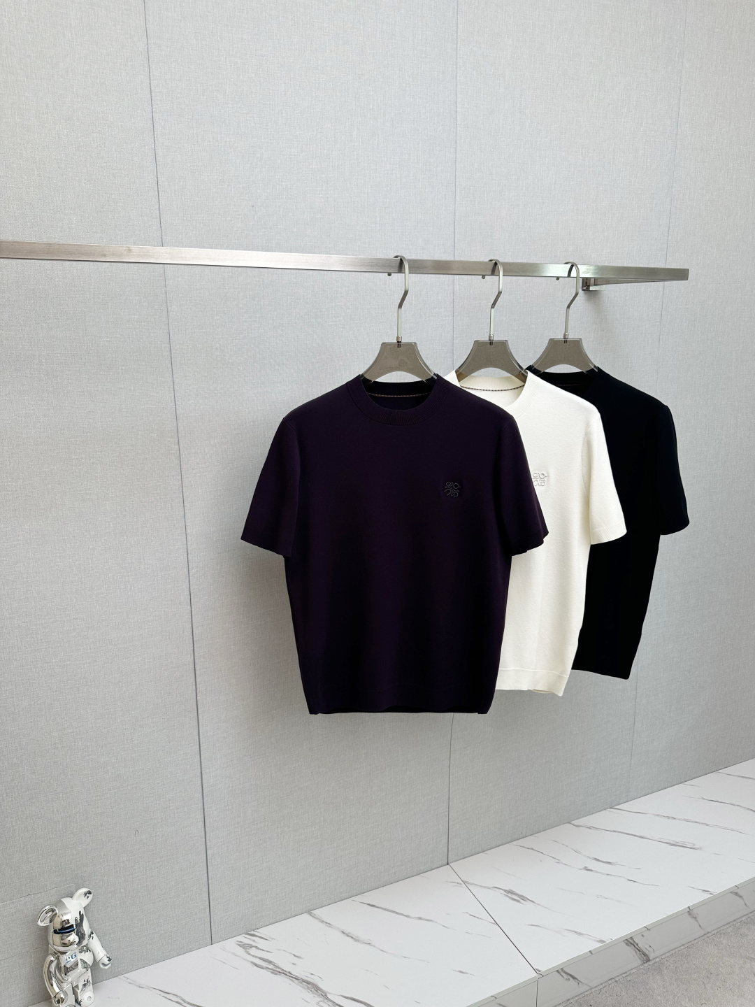 NO:550945,Luo Yiwei 2025 new knitted short-sleeved base, seiko embroidery, wool fabric, chest logo design!  Trading companies have sparse channels and are released on the official website at the same time!  Classic design of autumn and winter series!  This sweater is selected for imported knitted wool material!  The soft and dense terry texture is breathable and comfortable to wear with close body, beautiful colors, eye-catching and fashionable, and unique patterns can definitely make you outstanding among the crowd!  Casual style cut design!  The upper body effect is age-reducing and versatile, making it easy to get daily casual outfits. Size 48-56, loewe, sweaters, T-shirt, alexander wang19860909罗意威 2025新款针织短袖打底 精工刺绣,羊毛面料,胸前logo设计！贸易公司渠道稀出,同步官网发售！秋冬系列经典设计！此款毛衣甄选客供进口针织羊毛材质！柔软绵密的毛圈肌理,贴身穿着透气亲肤舒适,色彩靓丽、吸睛时髦度爆棚,与众不同的图案绝对可以让你在人群中出彩万分！休闲版型裁剪设计！上身效果减龄又百搭,轻松Get起日常休闲穿搭.尺码48—56,,loewe,sweaters,T-shirt,alexander wang,Men's clothing