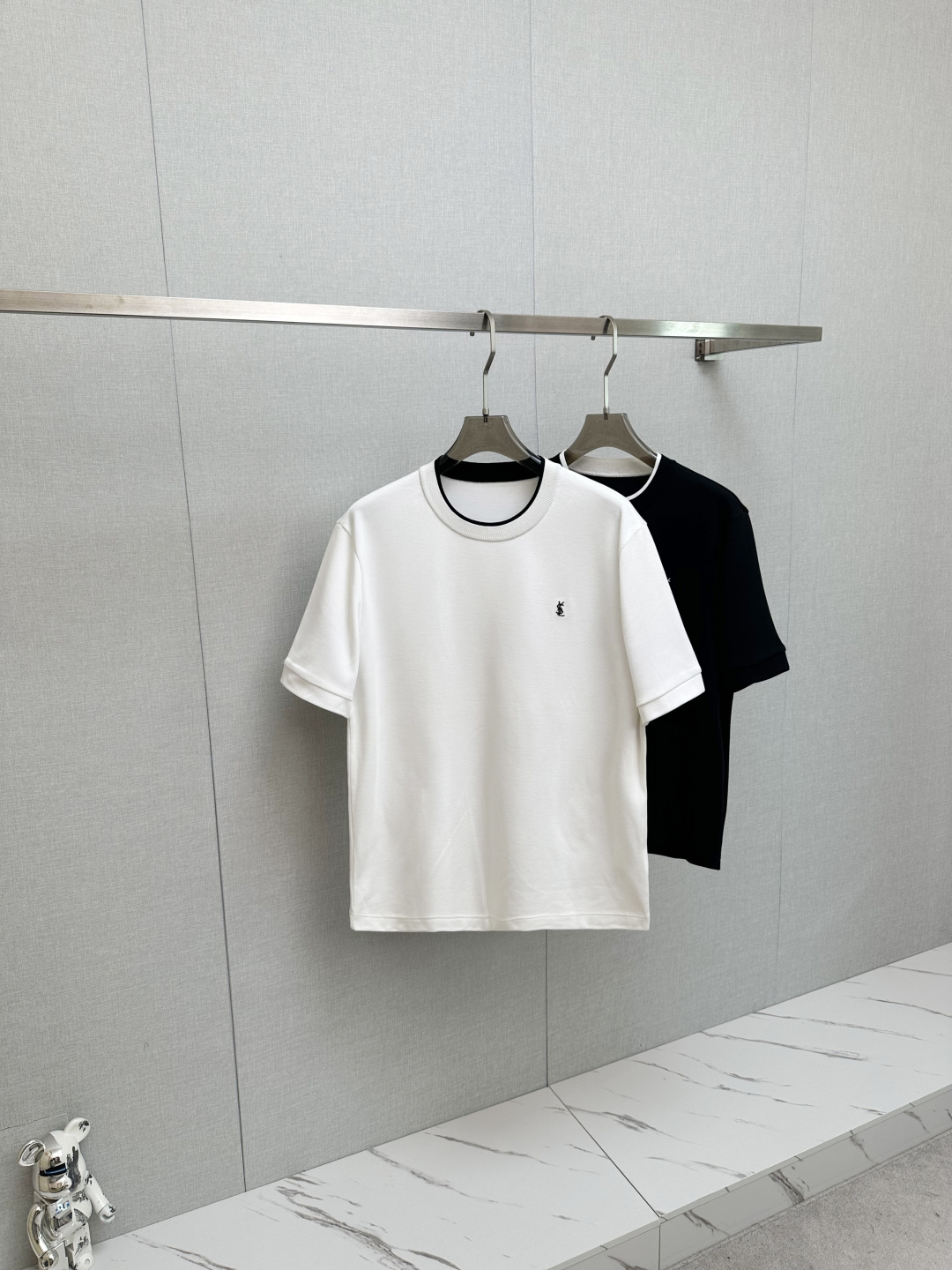 NO:550948,Saint Laurent 2025 new knitted short-sleeved base, seiko embroidery, wool fabric, chest logo design!  Trading companies have sparse channels and are released on the official website at the same time!  Classic design of autumn and winter series!  This sweater is selected for imported knitted wool material!  The soft and dense terry texture is breathable and comfortable to wear with close body, beautiful colors, eye-catching and fashionable, and unique patterns can definitely make you outstanding among the crowd!  Casual style cut design!  The upper body effect is age-reducing and versatile, making it easy to get daily casual outfits. Size 48-56, saint laurent, sweaters, T-shirt, alexander wang19860909圣罗兰 2025新款针织短袖打底 精工刺绣,羊毛面料,胸前logo设计！贸易公司渠道稀出,同步官网发售！秋冬系列经典设计！此款毛衣甄选客供进口针织羊毛材质！柔软绵密的毛圈肌理,贴身穿着透气亲肤舒适,色彩靓丽、吸睛时髦度爆棚,与众不同的图案绝对可以让你在人群中出彩万分！休闲版型裁剪设计！上身效果减龄又百搭,轻松Get起日常休闲穿搭.尺码48—56,,saint laurent,sweaters,T-shirt,alexander wang,Men's clothing