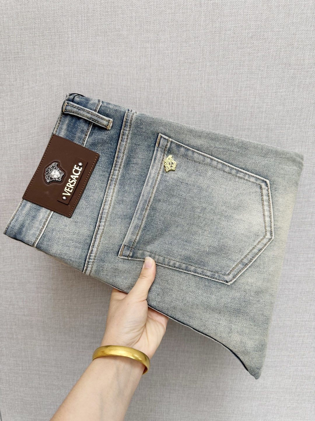 NO:541177,Versace's official counter is available simultaneously, original singles, super stylish jeans, customized original washing denim fabric, unique design, top-grade printed craft letter pattern logo, original hardware and auxiliary decoration, extremely top-notch jeans, the materials and craftsmanship are extremely luxurious and exquisite, the grade is extremely high, the upper body is handsome and stylish, recommended, number 29-38,,versace,jeans,alexander wang19860909范思哲 官网专柜同步有售,原单狠货,超级有范儿的一款牛仔裤,定制原版水洗牛仔面料,独特设计,顶级印花工艺字母图案logo,原版五金辅料装饰,极为翘楚的一款牛仔裤,用料与工艺都极致奢华精湛,档次极高,上身帅气有型,推荐,码数 29—38,,versace,jeans,alexander wang,Men's clothing