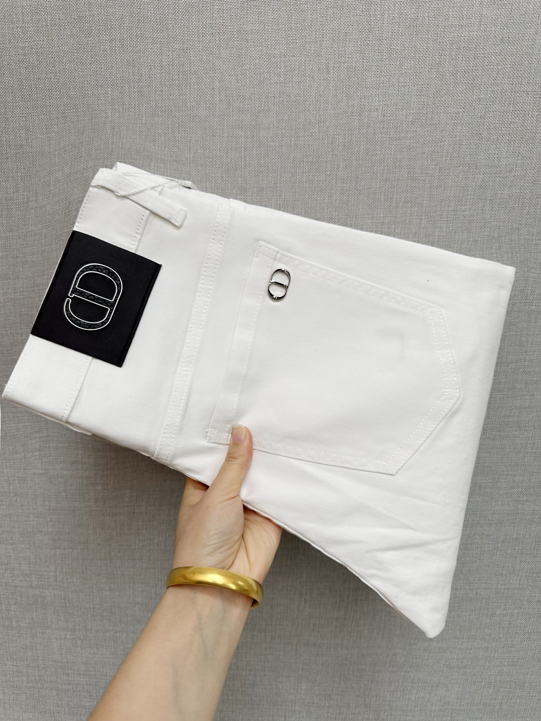 NO:541180,CD official website counter is available simultaneously, original singles, super stylish jeans, customized original washing denim fabric, unique design, top-grade printed craft letter pattern logo, original hardware and auxiliary decoration, extremely superior jeans, the materials and craftsmanship are extremely luxurious and exquisite, extremely high-end, handsome and stylish, recommended, code number 29-38,, jeans, alexander wang19860909CD 官网专柜同步有售,原单狠货,超级有范儿的一款牛仔裤,定制原版水洗牛仔面料,独特设计,顶级印花工艺字母图案logo,原版五金辅料装饰,极为翘楚的一款牛仔裤,用料与工艺都极致奢华精湛,档次极高,上身帅气有型,推荐,码数 29—38,,jeans,alexander wang,Men's clothing