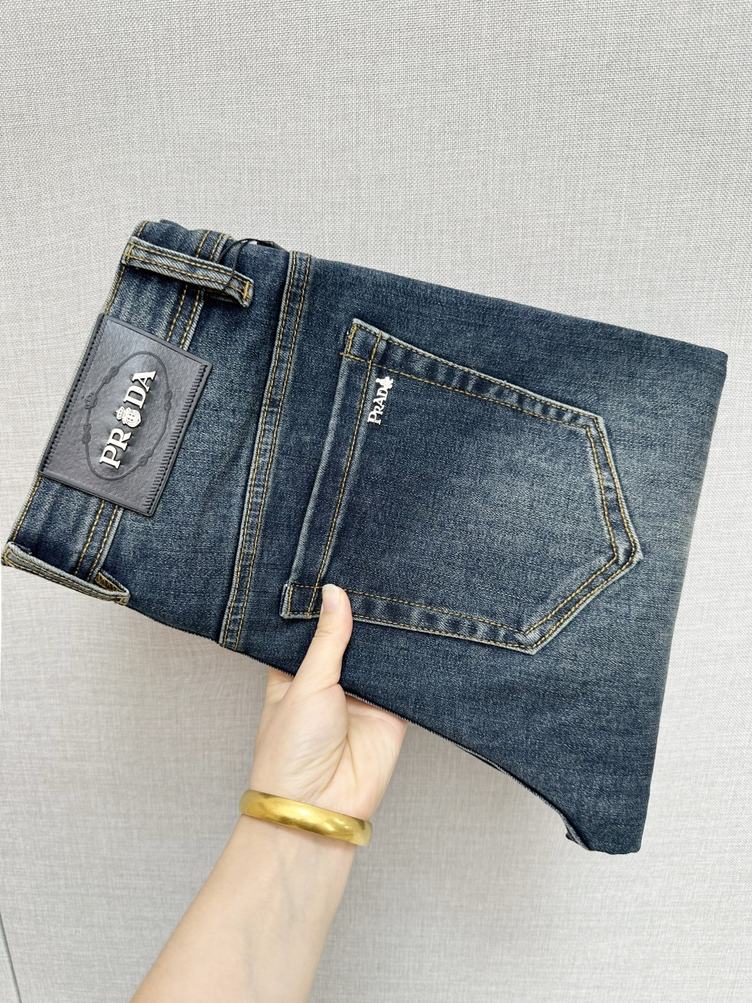 NO:541183,PRADA official website counter is available simultaneously, original singles, super stylish jeans, customized original washing denim fabric, unique design, top-grade printed craft letter pattern logo, original hardware and auxiliary decoration, extremely superior jeans, the materials and craftsmanship are extremely luxurious and exquisite, extremely high-end, handsome and stylish, recommended, code number 29-38,,prada,jeans,alexander wang19860909PRADA 官网专柜同步有售,原单狠货,超级有范儿的一款牛仔裤,定制原版水洗牛仔面料,独特设计,顶级印花工艺字母图案logo,原版五金辅料装饰,极为翘楚的一款牛仔裤,用料与工艺都极致奢华精湛,档次极高,上身帅气有型,推荐,码数 29—38,,prada,jeans,alexander wang,Men's clothing