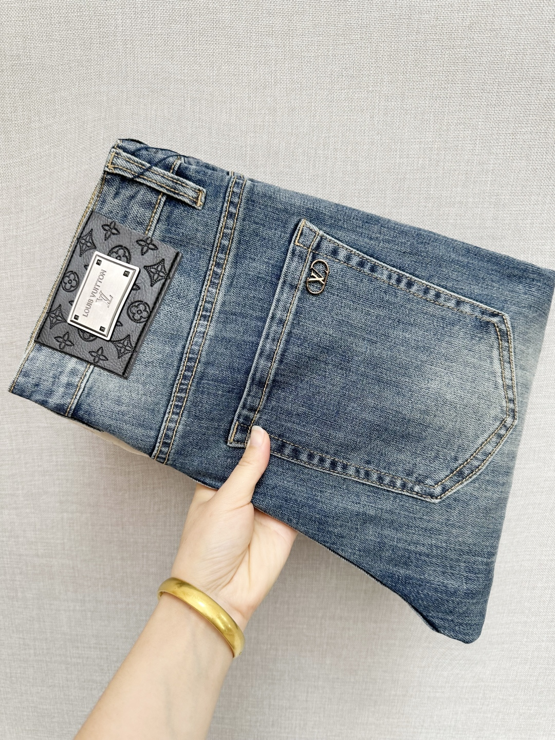 NO:541189,LV official website counter is available simultaneously, original singles, super stylish jeans, customized original washing denim fabric, unique design, top-grade printed craft letter pattern logo, original hardware and auxiliary decoration, extremely superior jeans, the materials and craftsmanship are extremely luxurious and exquisite, extremely high-end, handsome and stylish, recommended, code number 29-38,,louis vuitton, jeans, alexander wang19860909LV 官网专柜同步有售,原单狠货,超级有范儿的一款牛仔裤,定制原版水洗牛仔面料,独特设计,顶级印花工艺字母图案logo,原版五金辅料装饰,极为翘楚的一款牛仔裤,用料与工艺都极致奢华精湛,档次极高,上身帅气有型,推荐,码数 29—38,,louis vuitton,jeans,alexander wang,Men's clothing