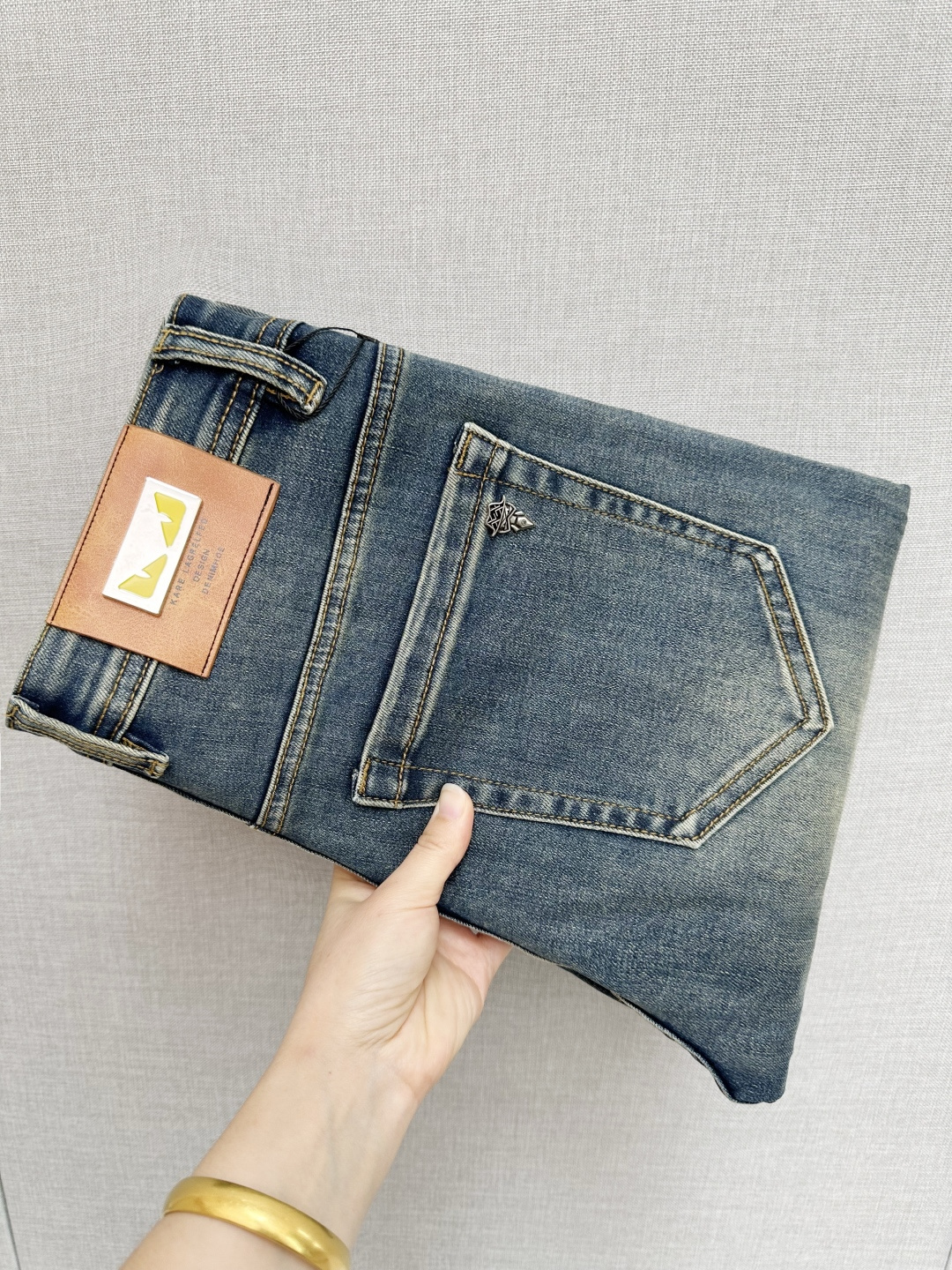 NO:541186,FD official website counter is available simultaneously, original singles, super stylish jeans, customized original washing denim fabric, unique design, top-grade printed craft letter pattern logo, original hardware and auxiliary decoration, extremely superior jeans, the materials and craftsmanship are extremely luxurious and exquisite, extremely high-end, handsome and stylish, recommended, number of codes 29-38,, jeans, alexander wang19860909FD 官网专柜同步有售,原单狠货,超级有范儿的一款牛仔裤,定制原版水洗牛仔面料,独特设计,顶级印花工艺字母图案logo,原版五金辅料装饰,极为翘楚的一款牛仔裤,用料与工艺都极致奢华精湛,档次极高,上身帅气有型,推荐,码数 29—38,,jeans,alexander wang,Men's clothing