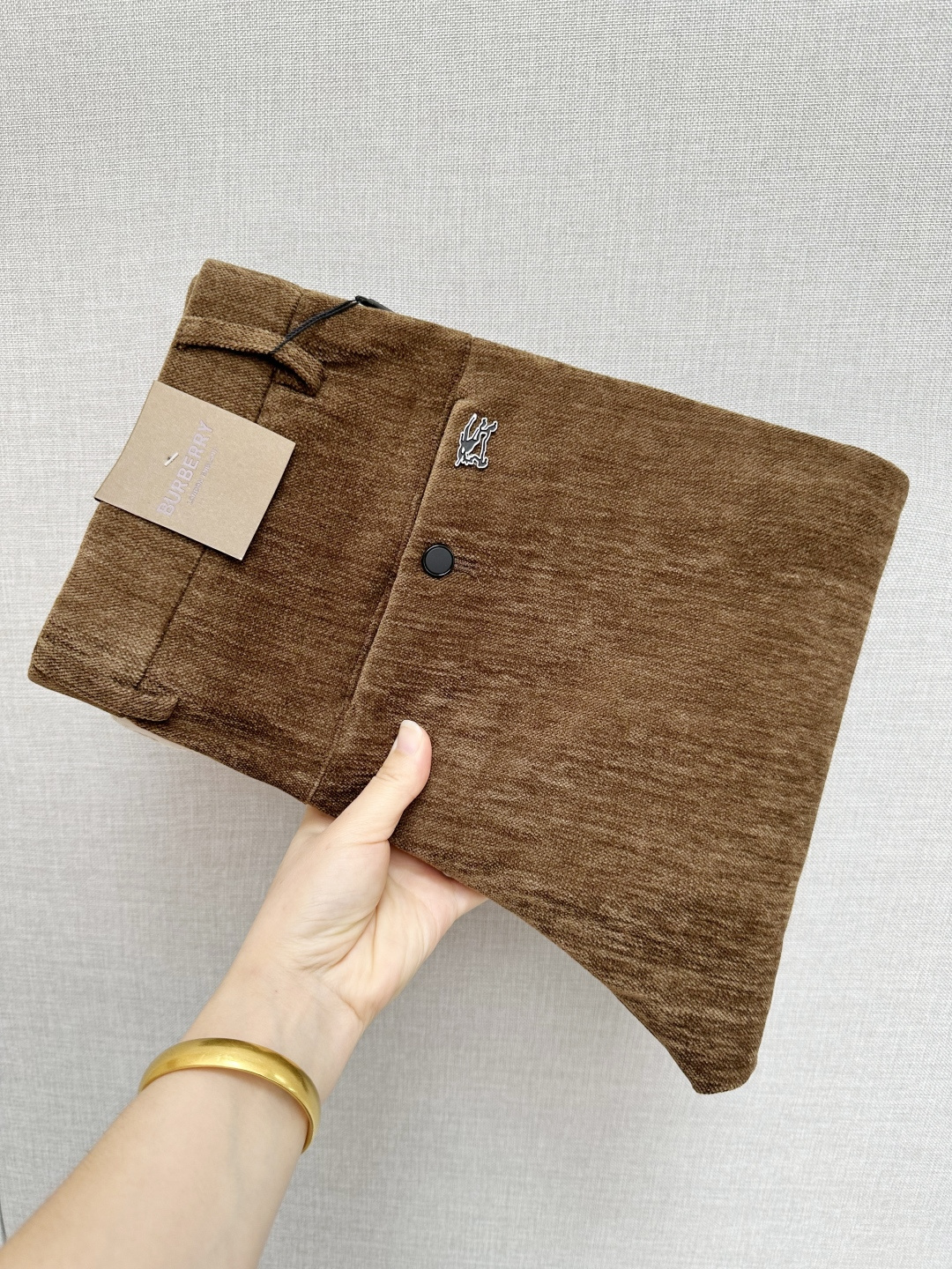 NO:541170,BURB 2025 Latest Trade Order Corduroy Casual Pants!  Full quality!  !  Customized exclusive corduroy fabric cut!  The upper body is comfortable and breathable, not stiff, and the overall three-dimensional feeling is rich and the quality is exported to meet the simple needs of commuters for dress. The upper body is very effective, it looks slim and does not picky about the figure. The fabric workmanship is impeccable. Only good craftsmanship can make you look good and tasteful. It is a must-have item for everyone!  Size M-3XL, Burberry, Alexander wang19860909BURB 2025最新贸易订单灯芯绒休闲裤！全品相！！定制专属灯芯绒面料剪裁！上身舒适透气,不僵硬,整体有着丰富的立体感,品质出口订单,满足通勤人们对于着装的简约需求,上身效果很好,显瘦,不挑剔身材.面料做工....无可挑剔,好工艺好面料才能穿出好品味一款,人手必备单品！尺码M-3XL,,burberry,alexander wang,Men's clothing