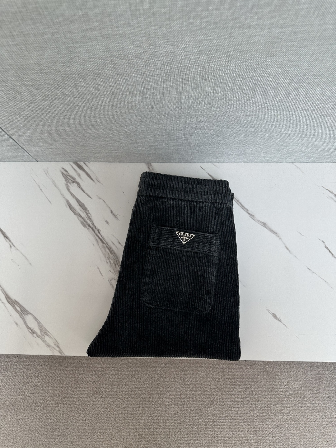 NO:539397,PRADA's latest trade order corduroy casual pants!  Full quality!  !  Customized exclusive corduroy fabric cut!  The upper body is comfortable and breathable, not stiff, and the overall three-dimensional feeling is rich and the quality is exported to meet the simple needs of commuters for dressing. The upper body is very effective, it looks slim and does not picky about the figure. The fabric workmanship is impeccable. Only good craftsmanship can make you look good and tasteful. It is a must-have item for everyone!  Size M-3XL, prada, alexander wang19860909PRADA 最新贸易订单灯芯绒休闲裤！全品相！！定制专属灯芯绒面料剪裁！上身舒适透气,不僵硬,整体有着丰富的立体感,品质出口订单,满足通勤人们对于着装的简约需求,上身效果很好,显瘦,不挑剔身材.面料做工....无可挑剔,好工艺好面料才能穿出好品味一款,人手必备单品！尺码M-3XL,,prada,alexander wang,Men's clothing