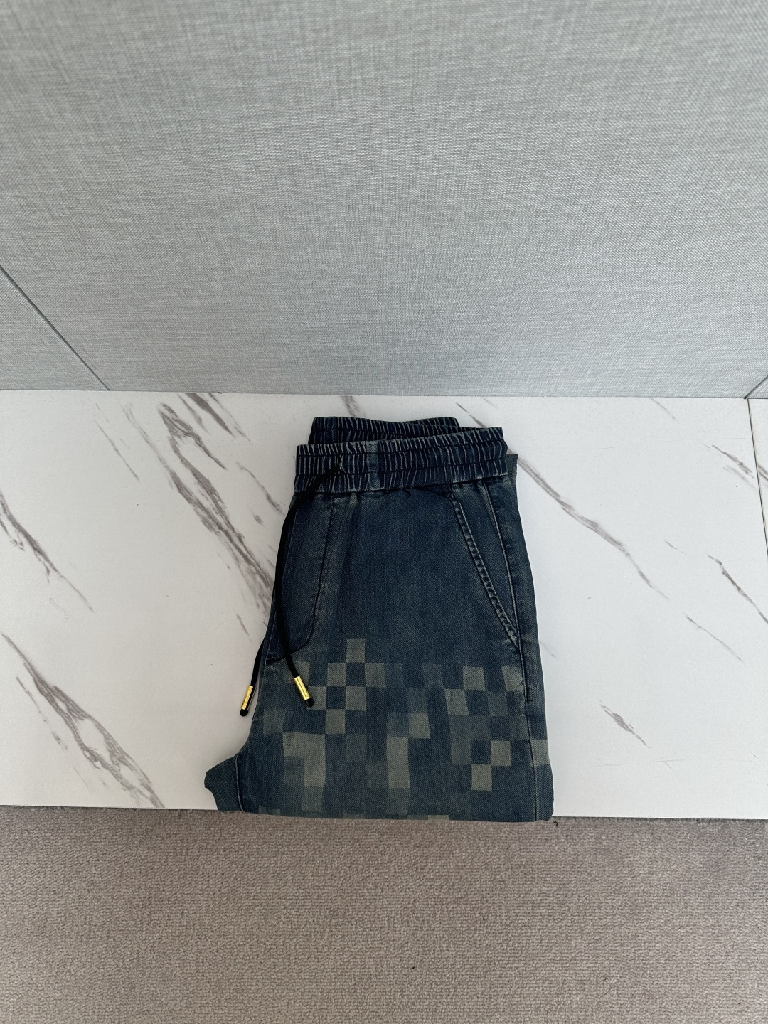 NO:539413,L's checkerboard jeans are a new retro favorite in the fashion industry!  The chessboard pattern with dark and light blue interwoven colors is retro and full of trend, the denim fabric is full of texture, the classic straight-tube style. Number M-3XL, louis vuitton, jeans, alexander wang19860909L家棋盘格牛仔裤,时尚界的复古新宠！深浅蓝色交织的棋盘格图案,复古又充满潮流感,牛仔面料质感十足,经典的直筒版型 码数M-3XL,,louis vuitton,jeans,alexander wang,Men's clothing