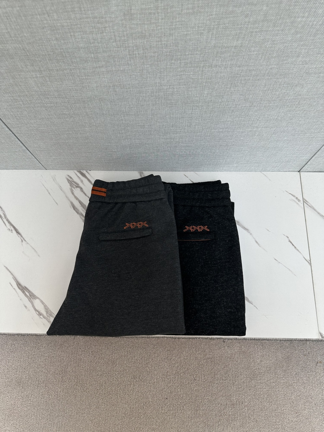 NO:539429,Z wool pants, new men's straight-leg sweatpants for autumn and winter, cashmere wool blend fabric, three-standard, elastic waist drawstring, two-sided pocket design, integrated cutting, neat car line, impeccable details (the essential items in the market are absolutely the highest version of the market) classic and versatile, and the upper body has a sense of slackness, comfortable and breathable, warm and reflect high-end texture and full-quality orders. Number M-3XL.,,alexander wang19860909Z 羊毛裤 秋冬新款男士直筒运动裤,羊绒羊毛混纺面料、三标齐、松紧腰抽绳、两侧口袋设计,合体的裁剪、车线工整、细节无可挑剔（人手必备单品绝对市场最高版本）经典百搭 同时上身有总随意的松弛感,舒适透气 保暖的同时体现高档质感、全品相的订单 码数M-3XL.,,alexander wang,Men's clothing