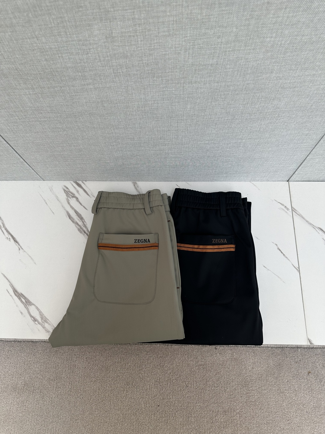 NO:539430,Ze men's casual pants, Taiwan Yibi trade foreign products, 25 autumn and winter G cabinet new products, top-level pure blood quality, predictable and popular single products, super handsome on the upper body!  Continuous reincarnation in the fashion field, with super high matching and affinity attributes, it is highly favored by modern urban people!  The appearance has its own aura without any embellishment. It is processed with special craftsmanship, perfectly combines comfort and texture beauty, excellent skin-friendliness, excellent comfort and breathability, and has a unique style. It is quite pleasing to the eye in terms of vision and has a full artistic conception!  The details are exquisite and exquisite, and the auxiliary materials are all supplied by foreign merchants. The quality is so perfect, and the best matching partner in spring and summer!  Size M-3XL, alexander wang19860909Ze 男士休闲裤,台湾意比贸易洋行货,25秋冬款G柜新品,顶级纯正血统品质,可预测性的爆卖单品,上身超帅！在时装领域不断轮回演绎,有着超高的搭配缘和亲和力属性,深受现代都市人士青睐！外表无需任何点缀都有着自身的气场,特殊工艺处理,完美兼具了舒适感与肌理美感,亲肤性绝佳,舒适性与透气性优越,自成一派的独特风格,视觉方面相当耐看,意境十足！细节处处精湛考究,辅料皆为外商客供,品相完美如斯,春夏季最佳的搭配伴侣！尺码M-3XL,,alexander wang,Men's clothing