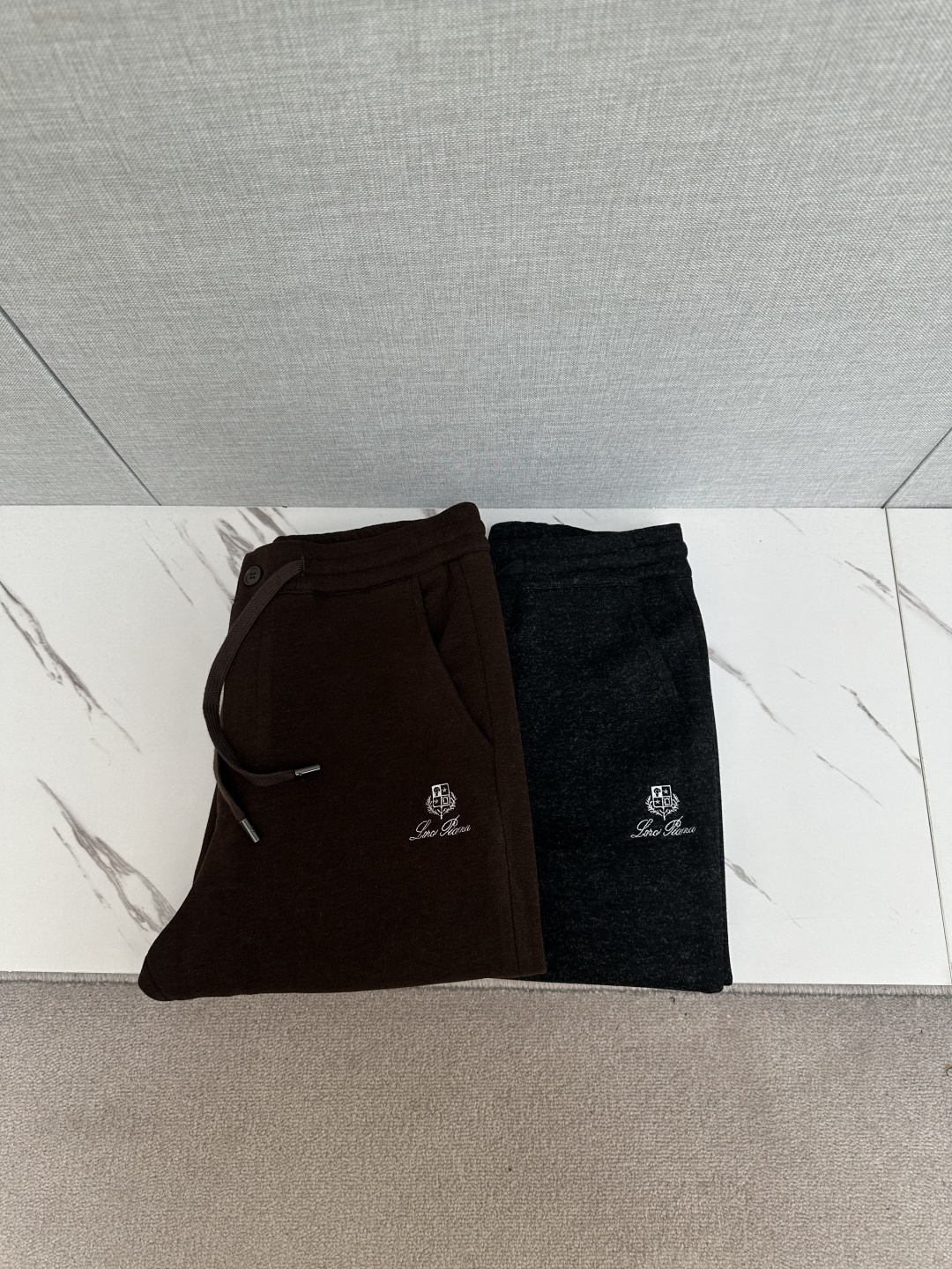 NO:571940,New products for autumn and winter Wool Pants LP Nuoyoupanya New men's straight-leg sweatpants for autumn and winter, cashmere wool blended fabric, three logos, elastic waist drawstring, pocket design on both sides, fitted tailoring, neat stitching, impeccable details (a must-have item, the highest version on the market) classic and versatile. At the same time, the upper body has a casual sense of relaxation, comfortable and breathable, warm while reflecting high-end texture, full condition, order size M-3XL,, loro  piana,alexander wang19860909秋冬新品 羊毛裤 LP 诺悠翩雅 秋冬新款男士直筒运动裤,羊绒羊毛混纺面料、三标齐、松紧腰抽绳、两侧口袋设计,合体的裁剪、车线工整、细节无可挑剔（人手必备单品 绝对市场最高版本）经典百搭 同时上身有总随意的松弛感,舒适透气 保暖的同时体现高档质感、全品相的订单 码数M-3XL,,loro piana,alexander wang,Men's clothing