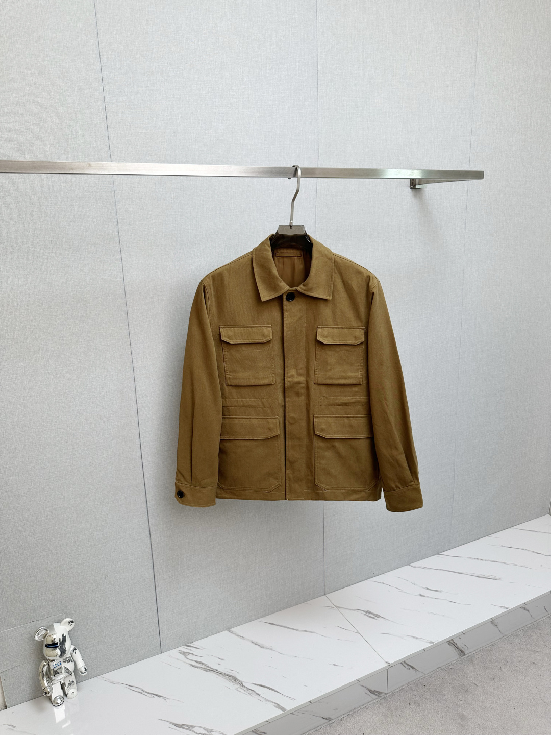 NO:539432,Luxury classic!  Brioni Tencel Cotton Blender Multi-Pocket Lapel Waist Drawstring Shirt-style Hunting Jacket Jacket!  A style that never ends can be worn all the time, always classic and timeless. A hunting jacket that reveals elegance and practical work style can be worn on any occasion. A man who can wear it will never be just a face. The focus of this style is fabric and style!  The use of Tennis blended cotton has both the cotton-like feeling and the luster and high-end feeling of Tennis. The plain double-layer weaving process has a solid fabric surface and a slight waterproof performance. Secondly, in our control of color, the fabric is fixed and dyed, and the color achieved by repeated adjustments. This color is very unique. It can be worn with formal clothes, suitable for business and socializing, and also suitable for work clothes. Become a simple and fashionable street person. Secondly, the control of the style, the appropriate slightly loose silhouette is not more than, which is very consistent with the current pursuit of comfort and aesthetics. The overall upper body of the clothes is very broad and stylish!  Article number 246769490 Online price control platform shall not be less than 699 Fabric composition 60 day wire 40 cotton Lining 52 polyester fiber 48 viscose fiber fitting color tea brown green Size M-3XL,,jackets & coats,jackets & coats,shirts,alexander wang19860909重奢经典！Brioni天丝纯棉混纺多口袋翻领腰部抽绳衬衫式猎装夹克外套！永不落幕的款式 可以一直穿,一直经典,不过时 一件野性之中透露优雅兼具实用工装类型的猎装式夹克外套 可以搭配任何场合,会穿的男人,永远不止于一副面孔 这个款的重点是面料和版型！ 采用天丝混纺棉,既有棉的棉感,又有天丝的光泽和高级感 平纹的双层梭织工艺,布面结实,有轻微的防水性能 其次我们对颜色的把控上,面料是定织定染的,反复调整才达到的这个色泽 这个颜色很独特,可以搭配正装穿着适合商务应酬,也适合搭配工装类型穿着 成为街头简单潮人 其次是版型的把控,适量的微宽松廓形,不多于,很符合当下对舒适已经审美的追求 衣服上身整体很挺阔有型！ 货号246769490 控价线上公开平台不得低于699 面料成分60天丝40棉 里料52聚酯纤维48粘纤 版型合身 颜色茶褐绿 尺码M-3XL,,jackets & coats,jackets & coats,shirts,alexander wang,Men's clothing