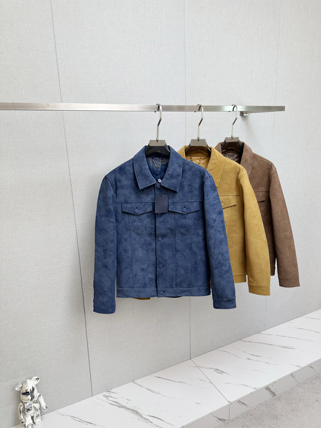 NO:539433,L's 25 new men's suede jacket custom fabric. It feels great. It has a unique touch and texture. The reverse is made of composite craftsmanship, which is smooth and delicate. In the details, the neckline is decorated with LV classic embossing, highlighting the brand's charm and luxury quality. There are two uncovered pockets on the chest to highlight the noble identity; at the same time, there are two side socket pockets below, which are both practical and beautiful. L's has always been known for its exquisite craftsmanship and excellent quality. This men's suede leather jacket is a perfect combination of its classic heritage and innovative design, and is a boutique choice that you cannot miss in your autumn and winter wardrobe. S-2XL,,louis vuitton,louis vuitton,jackets & coats,leather jacket,chamois leather,alexander wang19860909L家25新款男士麂皮夹克 定制面料.手感超棒.触感独特,尽显质感；反面采用复合工艺,光滑细腻. 在细节之处,领口下方均饰有 LV 经典的五花压花,彰显品牌魅力与奢华品质.胸前设有两个揭盖口袋,凸显尊贵身份；同时,下方还配有两个侧插口袋,兼具实用与美观. L家一直以来以精湛工艺和卓越品质著称,此款男士麂皮皮衣更是其经典传承与创新设计的完美结合,是您秋冬衣橱中不可错过的精品之选.码数S-2XL,,louis vuitton,louis vuitton,jackets & coats,leather jacket,chamois leather,alexander wang,Men's clothing