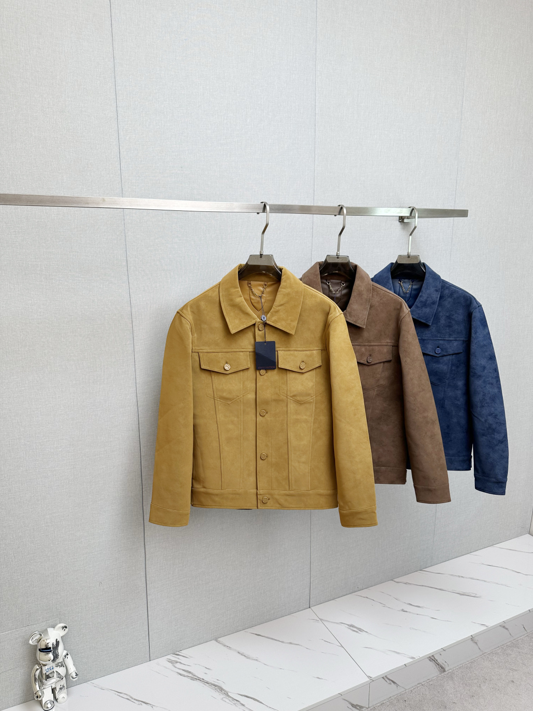 NO:571928,L's 25 new men's suede jacket is made of custom fabric. It feels great. It has a unique touch and texture; the reverse side uses composite technology, which is smooth and delicate. In the details, the lower part of the collar is decorated with LV's classic five-flower embossing, highlighting the brand's charm and luxury quality. There are two flap pockets on the chest to highlight your distinguished status; at the same time, there are two side pockets below, which are both practical and beautiful. The L family has always been known for its exquisite craftsmanship and excellent quality. This men's suede leather jacket is the perfect combination of its classic heritage and innovative design. It is a must-have choice for your autumn and winter wardrobe. Size S-2XL,, louis vuitton, louis vuitton, jackets & coats, leather jacket, chamois leather, alexander wang19860909L家25新款男士麂皮夹克 定制面料.手感超棒.触感独特,尽显质感；反面采用复合工艺,光滑细腻. 在细节之处,领口下方均饰有 LV 经典的五花压花,彰显品牌魅力与奢华品质.胸前设有两个揭盖口袋,凸显尊贵身份；同时,下方还配有两个侧插口袋,兼具实用与美观. L家一直以来以精湛工艺和卓越品质著称,此款男士麂皮皮衣更是其经典传承与创新设计的完美结合,是您秋冬衣橱中不可错过的精品之选.码数S-2XL,,louis vuitton,louis vuitton,jackets & coats,leather jacket,chamois leather,alexander wang,Men's clothing