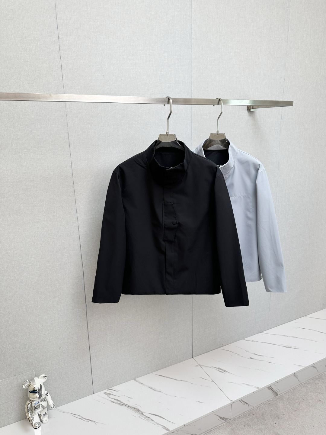 NO:539431,Zeg# 25 Spring and Summer Men's High-end Weaving/Trench Coat Series Jackets High-end Boutique Series, Men and Women's Same Style, Trading Company Channel Orders, Official Website Counter Series, Exclusive First-Open Classic Main Lines, The Most Popular Series Men and Women's Same Style, Classic Urban Casual Style, Versatile Simple Style, Couple Style Jackets!  It can be said to be a must-have for spring and summer. A brand new design style, subversive design, iconic brand pattern logo, new dustproof fabric, light waterproof, casual T-shirt, super fashionable upper body, especially easy to match, spring and summer concave style is naturally indispensable for such high-end configuration. Moreover, its dressing magic is very powerful, basically all types are easy to control, casual style configuration, without discomfort, the new style and tone are more outstanding, and the charm of the outfit is naturally more advanced, more outstanding, more outstanding, but it does not lose temperature. Whether it is for external or internal, I believe this style is the perfect choice!  !  !  Color black blue Number of code M L XL 2XL 3XL,,jackets & coats,tees,t-shirt,alexander wang19860909Zeg# 25春夏 男装高端梭织/风衣 系列外套 高端精品系列,男女同款,贸易公司渠道订单,官网专柜在售系列,业内独家首发经典主线里最抢手最火爆的系列男女同款,经典都市休闲风尚,百搭简约范,情侣款外套！可以说是春夏季必备款了 全新设计风格,颠覆认知的设计,标志性品牌图案标识,全新防尘面料,轻度防水,随便搭件T恤,上身超时髦,特别的便于搭配,春夏季凹造型自然是少不了这样的高档配置 并且它的穿搭魔力十分之强大,基本上各种类型都是轻而易举的驾驭,休闲的版型配置,不会不适感,全新风格以及调性更加的出色更加的出众,穿搭的魅力自然也更加的高级,更加的出彩更加的显帅,但是又不失温度,无论是外穿还是内搭,我相信此款都是完美之选！！！ 颜色黑色 蓝色 码数M L XL 2XL 3XL,,jackets & coats,tees，t-shirt,alexander wang,Men's clothing