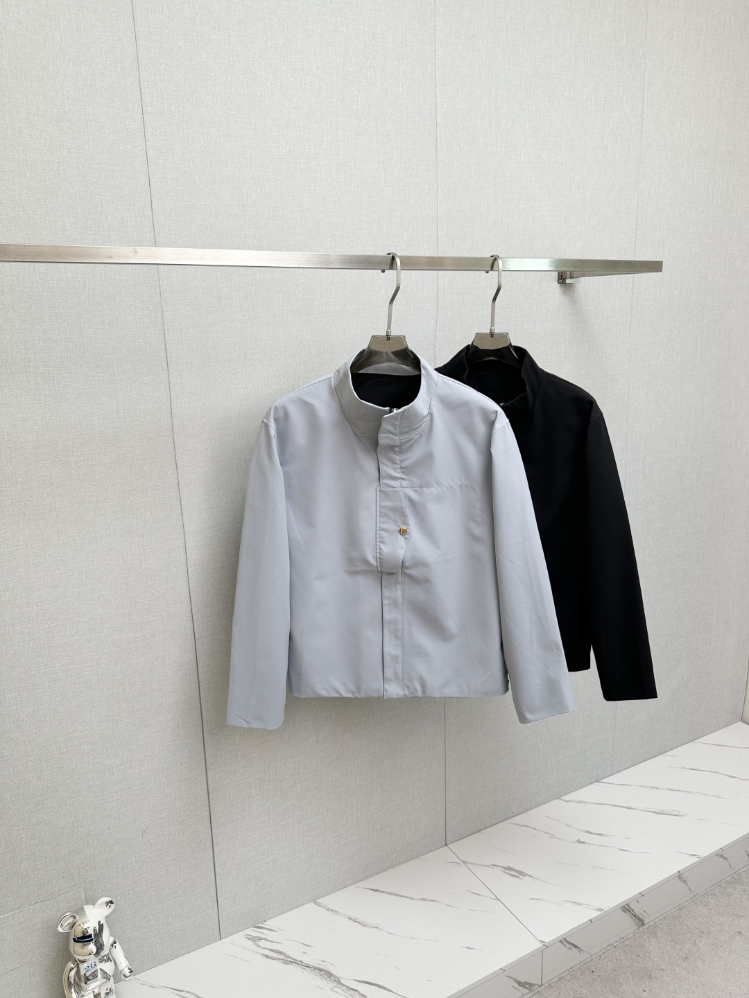 NO:571932,Zeg# 25 spring and summer men's high-end woven/windbreaker series of jackets. High-end boutique series, same styles for men and women. Orders from trading company channels. Series on sale at official website counters. The industry's exclusive first release of the most sought-after and popular series in the classic main line. Same styles for men and women. Classic urban casual style, versatile and simple style, couple's jacket!  It can be said to be a must-have item in spring and summer. It has a new design style, a design that subverts cognition, an iconic brand logo, a new dust-proof fabric, and is slightly waterproof. It can be worn casually with a T-shirt. The upper body is super fashionable and is especially easy to match. The concave shape in spring and summer is naturally indispensable for such high-end configurations.  And its dressing magic is very powerful. Basically, all types are easy to control. The casual version configuration does not feel uncomfortable. The new style and tonality are more outstanding and outstanding. The charm of the outfit is naturally more advanced, more colorful and handsome, but without losing warmth. Whether it is worn outside or inside, I believe this style is the perfect choice!  !  !  Color Black Blue Size M L XL 2XL 3XL,,jackets & coats,tees,t-shirt,alexander wang19860909Zeg# 25春夏 男装高端梭织/风衣 系列外套 高端精品系列,男女同款,贸易公司渠道订单,官网专柜在售系列,业内独家首发经典主线里最抢手最火爆的系列男女同款,经典都市休闲风尚,百搭简约范,情侣款外套！可以说是春夏季必备款了 全新设计风格,颠覆认知的设计,标志性品牌图案标识,全新防尘面料,轻度防水,随便搭件T恤,上身超时髦,特别的便于搭配,春夏季凹造型自然是少不了这样的高档配置 并且它的穿搭魔力十分之强大,基本上各种类型都是轻而易举的驾驭,休闲的版型配置,不会不适感,全新风格以及调性更加的出色更加的出众,穿搭的魅力自然也更加的高级,更加的出彩更加的显帅,但是又不失温度,无论是外穿还是内搭,我相信此款都是完美之选！！！ 颜色黑色 蓝色 码数M L XL 2XL 3XL,,jackets & coats,tees，t-shirt,alexander wang,Men's clothing