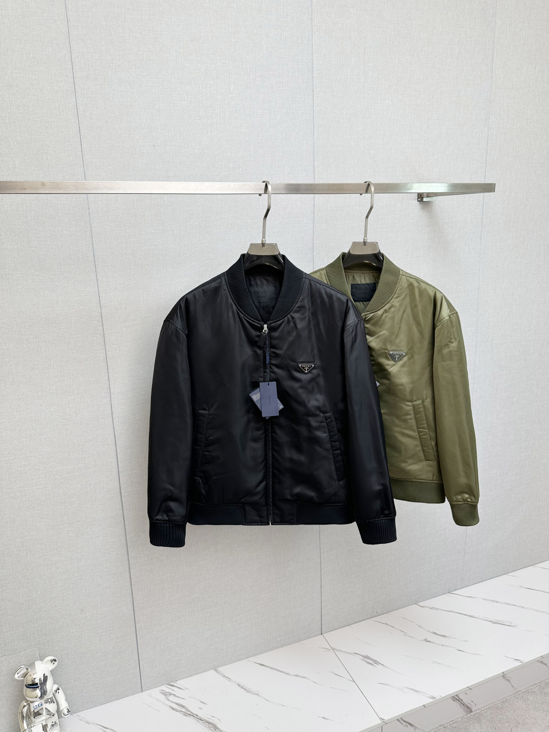 NO:571926,Pra Jacket Triangle Logo Casual Baseball Uniform Jacket Unisex Triangle Logo Logo Retro College Style Baseball Uniform Jacket!  A college-style baseball jacket with the brand's unique style label, it is a must-have for high-street fashionistas. It has a strong sense of fashion and versatile performance. It looks handsome on anyone who wears it. It interprets the current trendy and avant-garde dressing style!  The chest is decorated with an enamel metal triangular logo plate. It is made of original custom-woven cotton terry material supplied by customers. The fabric has a high count and is full of weight. The bottom is covered with a knitted texture covered by loops of yarn. It is needle-cut and dense and fluffy, providing a comfortable and breathable skin-fitting experience when wearing it!  The neckline, cuffs and hem are stitched with densely woven black ribbing to enhance the visual layering. The strong retro college style atmosphere allows you to easily create a fashionable style with endless energy!  The details of the triangular logo plate on the chest are very delicate!  The placket is decorated with a high-end logo, and the exquisite craftsmanship and accessories are enough to show the high-end quality!  Casual and loose baseball uniform cut, the upper body is simple and versatile. In short, this style is really not picky at all, and can be easily worn by both men and women. Size S-2XL,, prada, jackets & coats, jackets & coats, alexander wang19860909Pra 夹克外套三角标休闲棒球服夹克男女同款 三角渡光标识复古学院风棒球服夹克外套！极具品牌独特风格标签的一款学院风棒球夹克,各路高街潮人们人手必备,有着超强的时尚感与百搭性能,任谁上身都很帅气,演绎当下潮流感爆棚的前卫着装造型！ 胸前饰有珐琅金属三角形徽标牌 采用客供原版订织全棉毛圈材质制成,面料支数高、自重感十足,底部由环状纱圈覆盖的针织纹理,针凿密实蓬松,可在着身时舒爽透气的贴肤体验！ 领口、袖口和下摆黑色密织罗纹拼接,提升视觉上的层次感,浓浓的复古学院风气息,让你轻松演绎出活力无限的时尚造型！ 衣身胸前三角标识牌细节非常精致！ 门襟饰有logo光泽高级,精湛的工艺与辅料足以见得高级质感所在！ 休闲宽松的棒球服版型剪裁,上身简约百搭,总之这种款式真的完全不挑人,男女都能轻松驾驭 码数S-2XL,,prada,jackets & coats,jackets & coats,alexander wang,Men's clothing