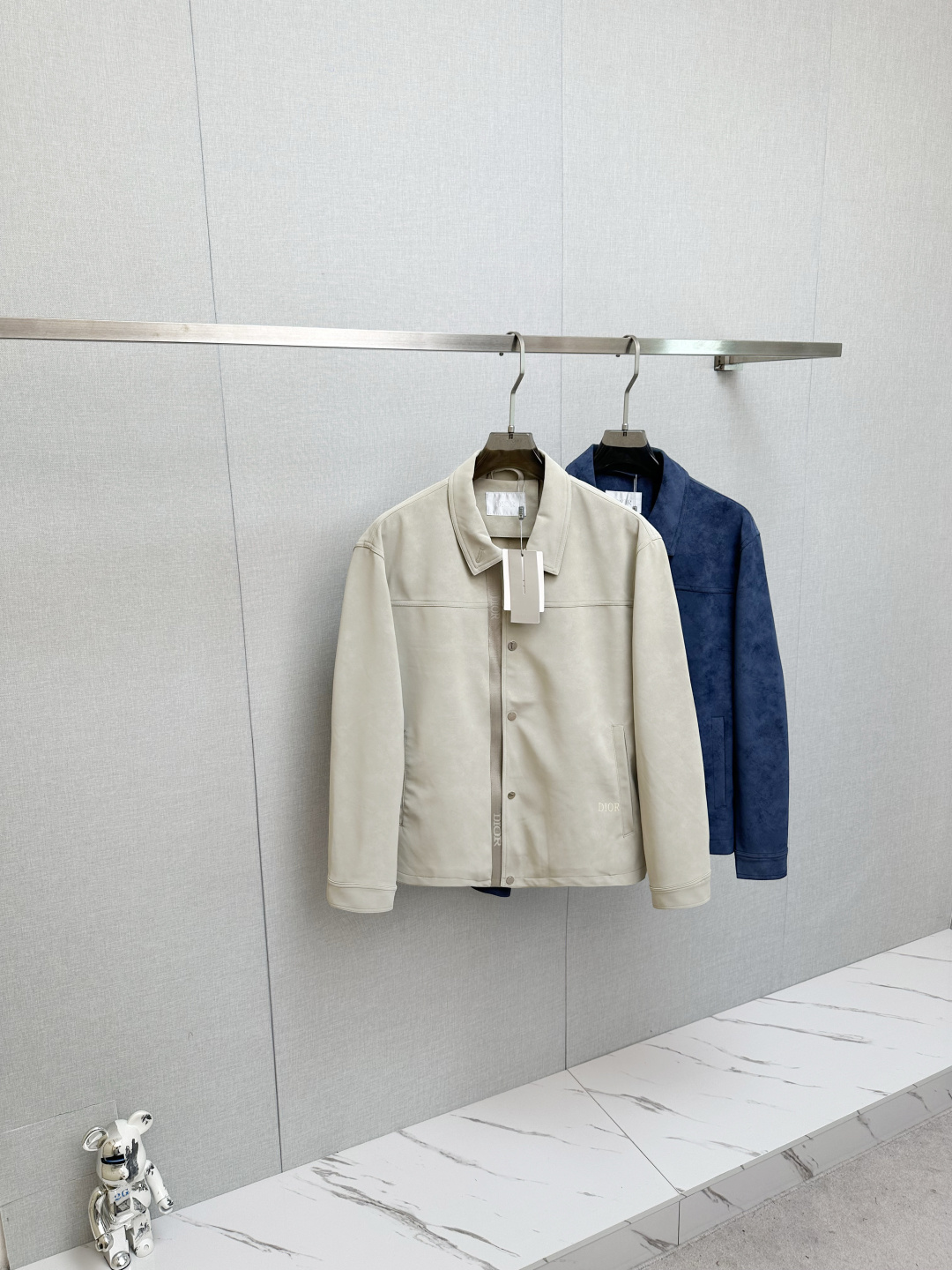 NO:571930,25 new CD letter embossed pattern suede jacket, men's high-end urban style lapel jacket. Private channel goods are coming again, a favorite of platinum level appreciation. CD family hot element portrayal, smooth and delicate suede fabric, lined with dark jacquard letter logo, a wonderful single product with unparalleled temperament!  A divine item that outshines all other tops!  When I encounter such an excellent product, I am willing to call it the strongest!  The style of this shirt jacket is very distinctive and unique. It has letter web details, engraved metal snap closures, and the inner lining is designed with a dark jacquard letter pattern, which highlights the fashionable atmosphere. It emphasizes the classic soul texture and highlights the beauty of luxury fashion. This style really has a natural high-street aesthetic that meets all your dressing needs and allows you to look down on the whole world with trends!  Smooth and delicate suede fabric, stiff and comfortable, soft texture, simple lines and silhouettes are easy to wear with a decent and elegant texture. The suede texture has a retro feel and a strong autumn and winter flavor. The rich but unobtrusive ease shows the affinity and high-end sense of the clothing. Heavy texture, exquisite details, loose style, full silhouette and layering. The shape is excellent, the upper body effect is unparalleled, it is destined to be an excellent styling item for the street, and the rate of return is high.  Size S-2XL Color apricot blue,,dior,jackets & coats,jackets & coats,chamois leather,alexander wang1986090925新款CD字母压纹图案麂皮绒夹克 男士高端都市风尚翻领外套.私密性质的渠道货再次来临,白金级品鉴心水之物.CD家族热元素刻画,顺滑细腻的麂皮绒面料,内衬暗纹提花字母标识,一款气质绝伦的妙曼单品！让所有上衣都黯然失色的神级单品！ 遇到一款如此的绝佳产物,我愿意称之其为最强！此款衬衣夹克的风格十分之鲜明独特,字母织带细节,刻字金属按扣开合,内衬采用暗纹提花字母图案设计,彰显时髦气息,着重强调经典的灵魂质感,凸显奢华时尚之美.此款真的有着浑然天成的高街美感,满足你的一切穿搭所需,让你用潮流俯视整个世界！ 顺滑细腻的麂皮绒面料,挺括舒适,质地柔软,简洁的线条廓形容易穿出得体优雅的质感,麂皮绒质地具有复古感和浓浓秋冬气息的颜色,浓郁却不张扬的轻松就展现出了服装的亲和力和高级感.重磅质感,细节精致感十足,宽松有范,廓形、层次感十足.版型绝佳,上身效果无与伦比,注定属于出街的优秀造型单品,回头率爆表. 尺码S-2XL 颜色杏色 蓝色,,dior,jackets & coats,jackets & coats,chamois leather,alexander wang,Men's clothing