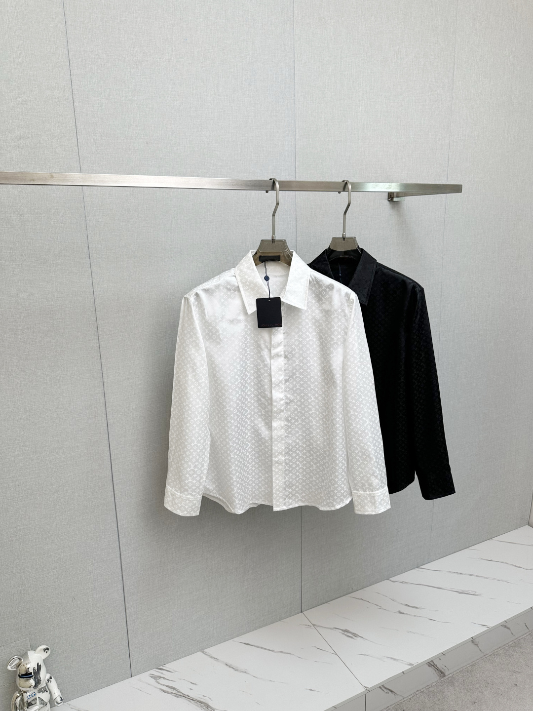 NO:571933,Donkey brand original men's high-end fashion long-sleeved shirt, licensed from a trading company, high-end platinum level product, luxury limited edition, pure blood quality!  There is no need to question the products of Lujia. Its rank and brand influence are very representative, and it has its own unique style aesthetics. Among the many single product series, its basic items are the classic ace works of Lujia. It has nothing to do with the season and style trend. It is a type that must be released every season. It abandons fashion concept design and presents it in a streamlined yet fashionable style!  The classic presbyopia element perfectly inherits the essence and genes of LV. The designer cleverly performs a unique and innovative interpretation of the three presbyopia logos, which are integrated and show a fashionable proposition with a distinctive attitude. It is very label-like and perfectly flaunts the brand's identity!  The imported fabrics are supplied by customers and processed with no-iron technology. The texture is quite high-quality and has excellent skin-friendliness. The fabric texture reveals a high-end and luxurious feel, and the tactile experience value is excellent!  The details are exquisite and exquisite, the appearance is first-class, impeccable, the high-grade mother-of-pearl buckles are selected, the wiring is perfectly matched, the color matching is basic and versatile, it can be used for commuting and casual, there is no age limit, and it is a fashionable item with high controllability!  Size S-XL,,louis vuitton,louis vuitton,louis vuitton,shirts,alexander wang19860909驴牌原单男士高级时装长袖衬衫,贸易公司洋行货,高端白金级臻品,奢侈限量版,纯正血统品质！驴家的东西无需质疑,其段位和品牌影响力都属于极具代表性的,有着自身独特的风格美学,在众多单品系列中,其基础款单品属于驴家的经典王牌之作,无关季节和风格走向,属于每季节必出的类型,摒弃了时装概念设计,以精简而不失时髦的画风呈现！经典老花元素,完美沿袭了 LV 的精髓与基因,设计师巧妙对三种老花标识进行别具一格的创新演绎,浑然一体,展现出极具鲜明态度的时髦主张,非常标签化,完美标榜了品牌的身份！客供进口面料,经过免烫工艺处理,质感颇为上乘,亲肤性绝佳,面料肌理透着高级和贵奢感,触感体验值绝佳！细节精致考究,品相一流,无可挑剔,甄选的高级母贝扣,走线严丝合缝,配色基础百搭,通勤亦休闲,无年龄层次限定,驾驭度极高的时髦单品！尺码S-XL,,louis vuitton,louis vuitton,louis vuitton,shirts,alexander wang,Men's clothing