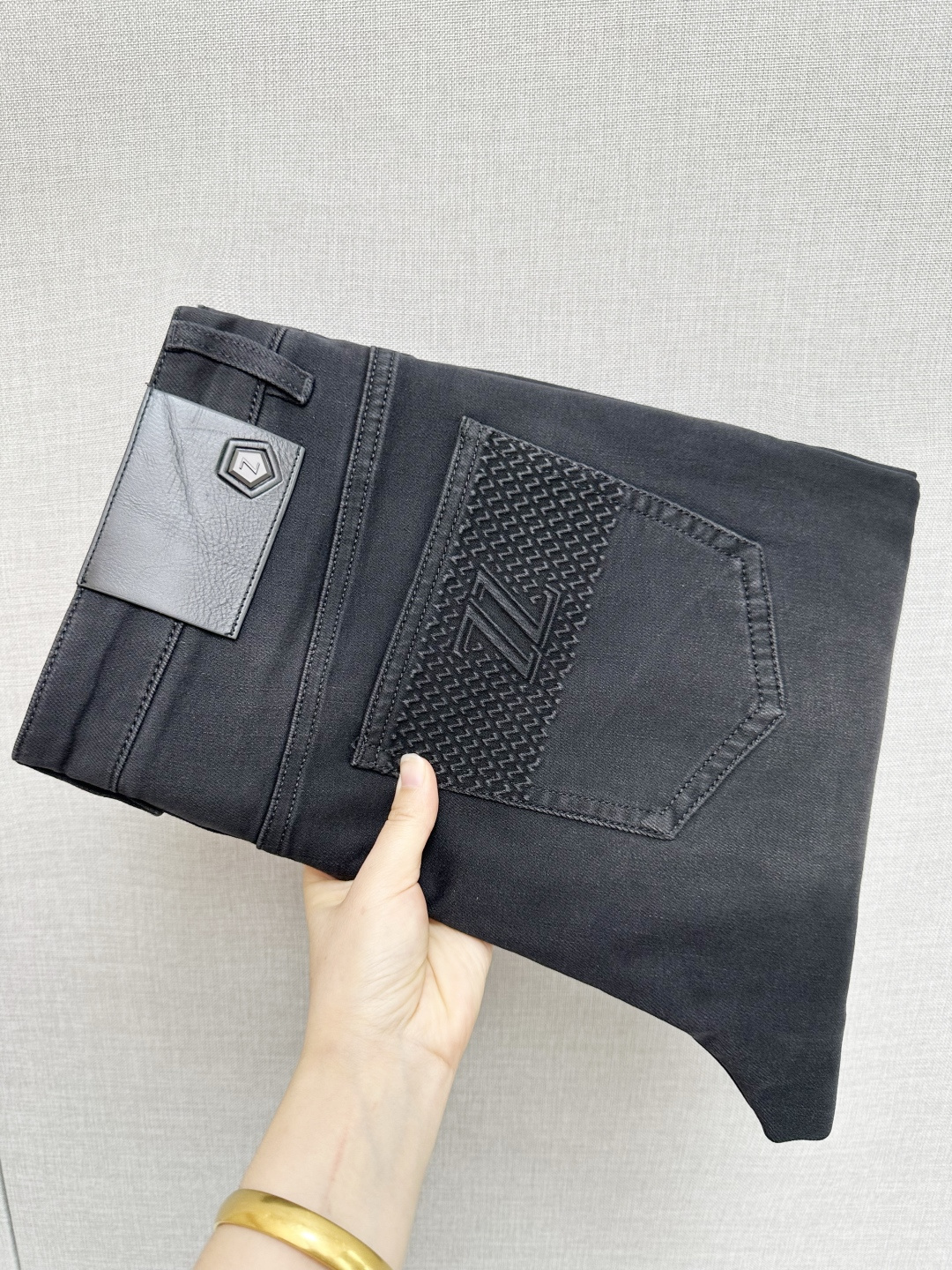 NO:540436,Z 2025 counter new products, original jeans original heavy industry creation, brand classic LOGO design, complete three standards!  Original hardware accessories. Customized denim fabrics for counters, completely suitable for counters. Welcome to try them on before purchasing them. Good goods are not afraid of comparison. Number 29-38, jeans, alexander wang19860909Z 2025专柜新品,原版牛仔裤 原版重工打造,品牌经典LOGO设计,三标齐全！原版五金辅料.专柜定制牛仔面料,完全对版专柜,欢迎专柜试穿后再购买,好货不怕比.码数29-38,,jeans,alexander wang,Men's clothing