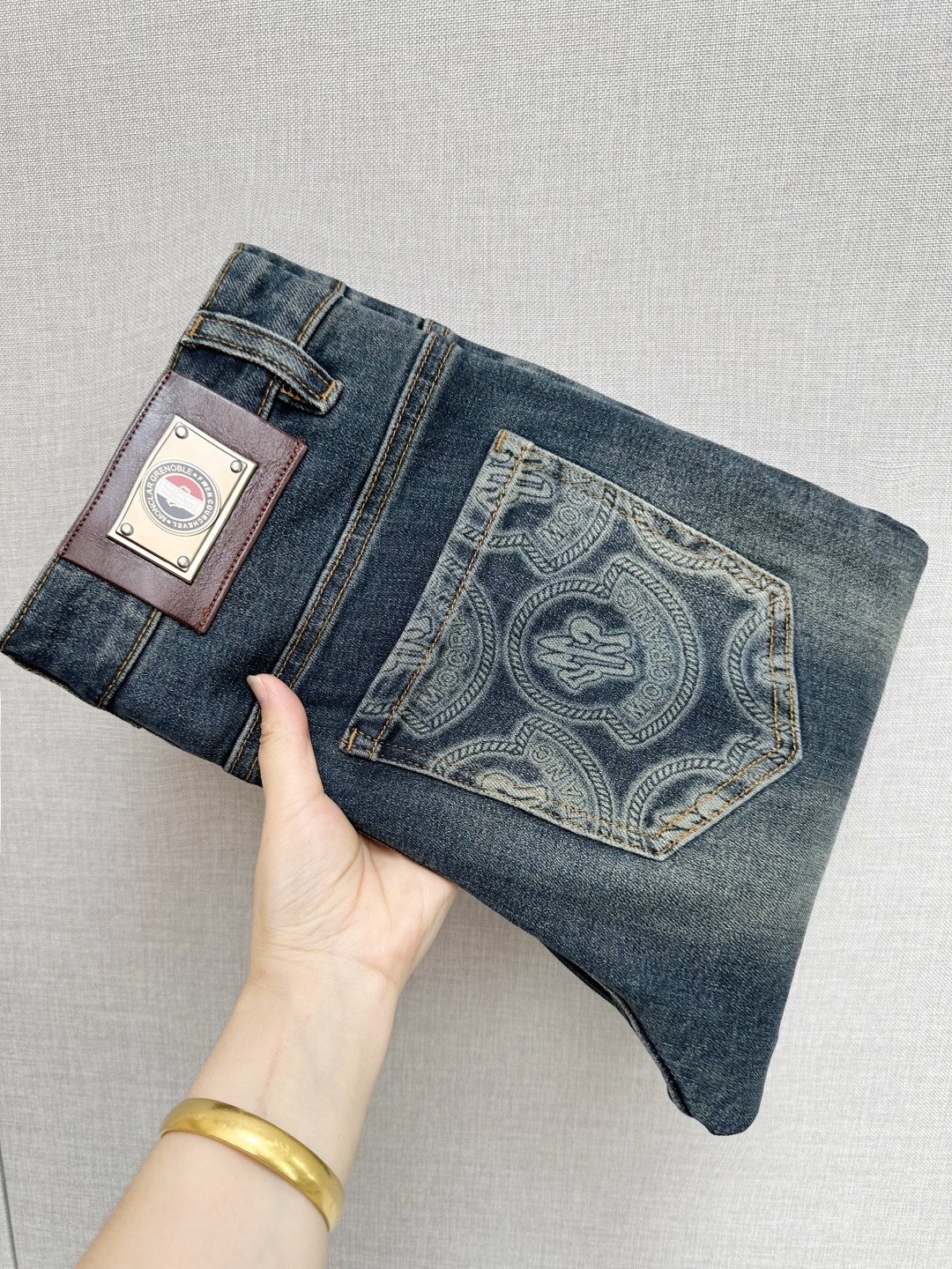 NO:540437,MO 2025 new counter products, original jeans, original heavy industry creation, brand classic LOGO design, complete three standards!  Original hardware accessories. Customized denim fabrics for counters, completely suitable for counters. Welcome to try them on before purchasing them. Good goods are not afraid of comparison. Number 29-38, jeans, alexander wang19860909MO 2025专柜新品,原版牛仔裤 原版重工打造,品牌经典LOGO设计,三标齐全！原版五金辅料.专柜定制牛仔面料,完全对版专柜,欢迎专柜试穿后再购买,好货不怕比.码数29-38,,jeans,alexander wang,Men's clothing