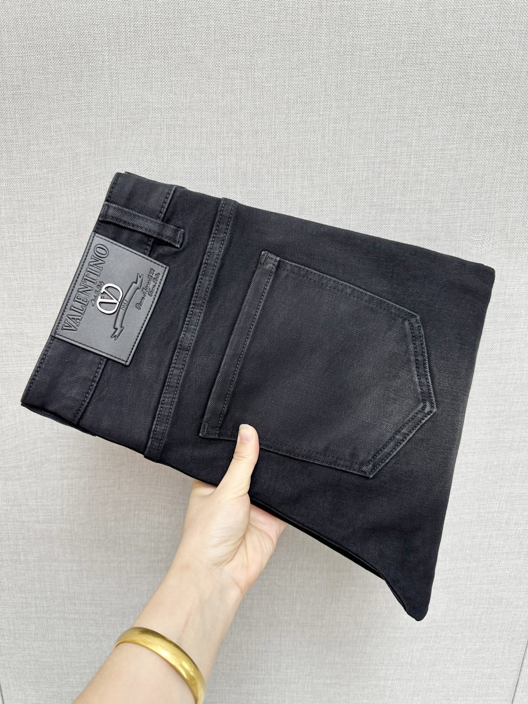 NO:540434,Warren 2025 counter new products, original jeans original heavy industry creation, brand classic LOGO design, complete three standards!  Original hardware accessories. Customized denim fabrics for counters, completely suitable for counters. Welcome to try them on before purchasing them. Good goods are not afraid of comparison. Number 29-36, valentino, jeans, alexander wang19860909华伦 2025专柜新品,原版牛仔裤 原版重工打造,品牌经典LOGO设计,三标齐全！原版五金辅料.专柜定制牛仔面料,完全对版专柜,欢迎专柜试穿后再购买,好货不怕比.码数29-36,,valentino,jeans,alexander wang,Men's clothing