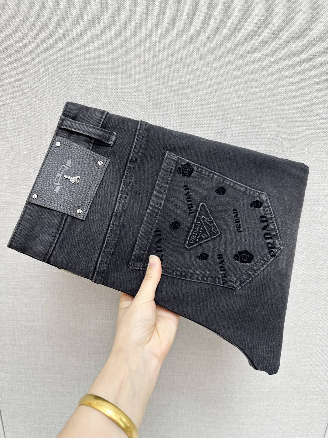 NO:540441,PRADA 2025 counter new products, original jeans, original heavy industry creation, brand classic LOGO design, complete three standards!  Original hardware accessories. Customized denim fabrics for counters, completely suitable for counters. Welcome to try them on before purchasing them. Good goods are not afraid of comparison. Number 29-38, prada, jeans, alexander wang19860909PRADA 2025专柜新品,原版牛仔裤 原版重工打造,品牌经典LOGO设计,三标齐全！原版五金辅料.专柜定制牛仔面料,完全对版专柜,欢迎专柜试穿后再购买,好货不怕比.码数29-38,,prada,jeans,alexander wang,Men's clothing