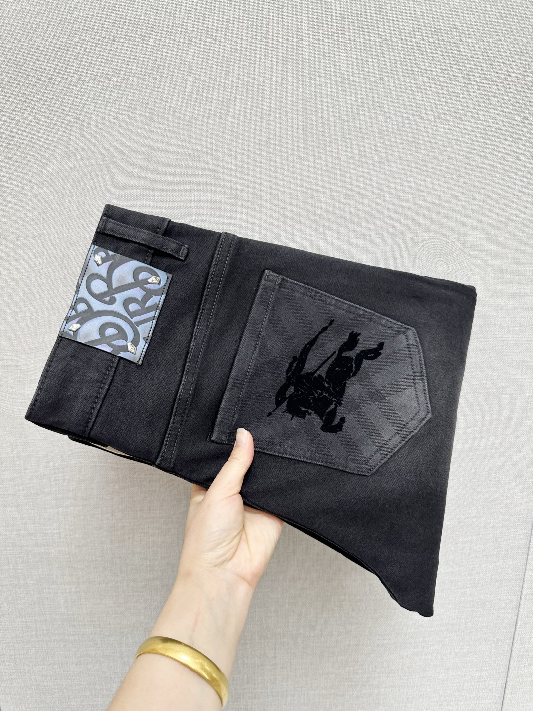 NO:540453,BURB 2025 counter new products, original jeans, original heavy industry creation, brand classic LOGO design, complete three standards!  Original hardware accessories. Customized denim fabrics for counters, completely suitable for counters. Welcome to try them on before purchasing them. Good goods are not afraid of comparison. Number 29-38, burberry, jeans, alexander wang19860909BURB 2025专柜新品,原版牛仔裤 原版重工打造,品牌经典LOGO设计,三标齐全！原版五金辅料.专柜定制牛仔面料,完全对版专柜,欢迎专柜试穿后再购买,好货不怕比.码数29-38,,burberry,jeans,alexander wang,Men's clothing