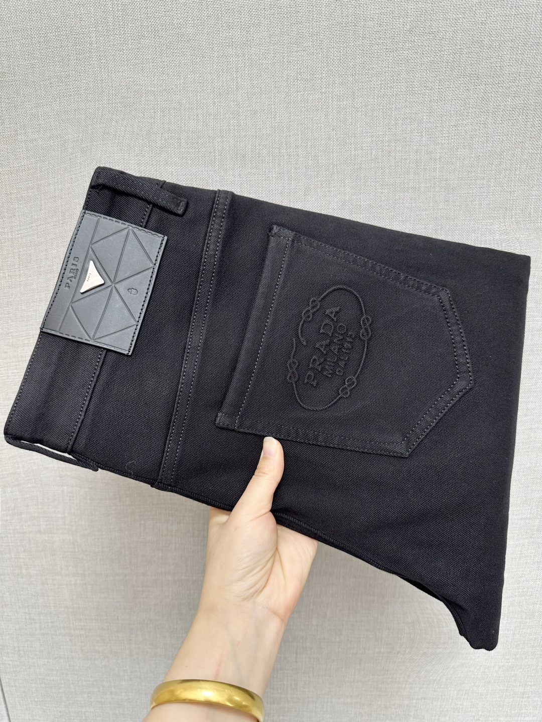 NO:540450,PRADA 2025 counter new products, original jeans, original heavy industry creation, brand classic LOGO design, complete three standards!  Original hardware accessories. Customized denim fabrics for counters, completely suitable for counters. Welcome to try them on before purchasing them. Good goods are not afraid of comparison. Number 29-38, prada, jeans, alexander wang19860909PRADA 2025专柜新品,原版牛仔裤 原版重工打造,品牌经典LOGO设计,三标齐全！原版五金辅料.专柜定制牛仔面料,完全对版专柜,欢迎专柜试穿后再购买,好货不怕比.码数29-38,,prada,jeans,alexander wang,Men's clothing