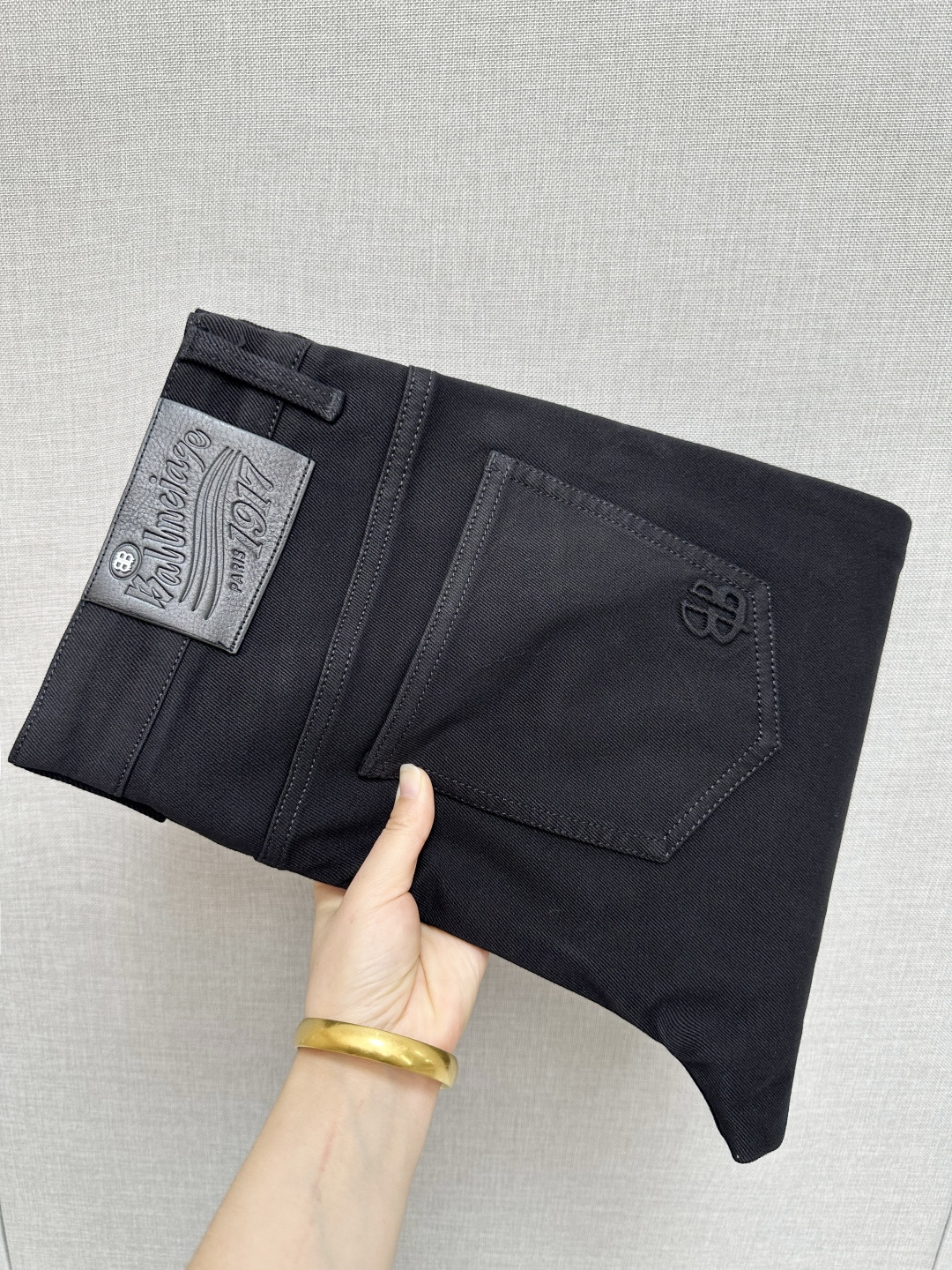 NO:540447,2025 counter new products, original jeans, original heavy industry creation, brand classic LOGO design, complete three standards!  Original hardware accessories. Customized denim fabrics for counters, completely suitable for counters. Welcome to try them on before purchasing them. Good goods are not afraid of comparison. Number 29-38, jeans, alexander wang198609092025专柜新品,原版牛仔裤 原版重工打造,品牌经典LOGO设计,三标齐全！原版五金辅料.专柜定制牛仔面料,完全对版专柜,欢迎专柜试穿后再购买,好货不怕比.码数29-38,,jeans,alexander wang,Men's clothing