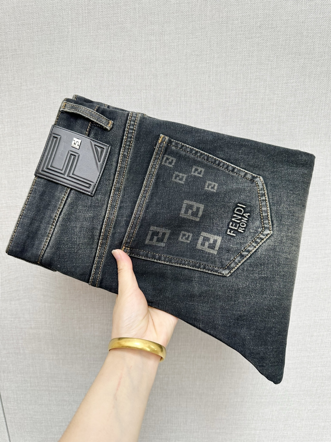 NO:540439,FD 2025 new counter products, original jeans, original heavy industry creation, brand classic LOGO design, complete three standards!  Original hardware accessories. Customized denim fabrics for counters, completely suitable for counters. Welcome to try them on before purchasing them. Good goods are not afraid of comparison. Number 29-38, jeans, alexander wang19860909FD 2025专柜新品,原版牛仔裤 原版重工打造,品牌经典LOGO设计,三标齐全！原版五金辅料.专柜定制牛仔面料,完全对版专柜,欢迎专柜试穿后再购买,好货不怕比.码数29-38,,jeans,alexander wang,Men's clothing