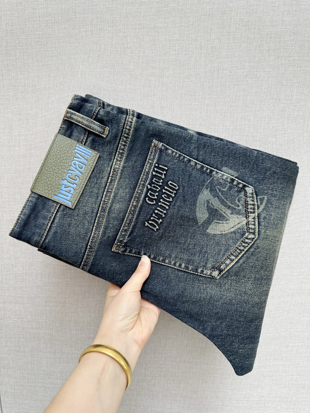 NO:540432,JUST 2025 counter new products, original jeans original heavy industry creation, brand classic LOGO design, complete three standards!  Original hardware accessories. Customized denim fabrics for counters, completely suitable for counters. Welcome to try them on before purchasing them. Good goods are not afraid of comparison. Number 29-38, jeans, alexander wang19860909JUST 2025专柜新品,原版牛仔裤 原版重工打造,品牌经典LOGO设计,三标齐全！原版五金辅料.专柜定制牛仔面料,完全对版专柜,欢迎专柜试穿后再购买,好货不怕比.码数29-38,,jeans,alexander wang,Men's clothing