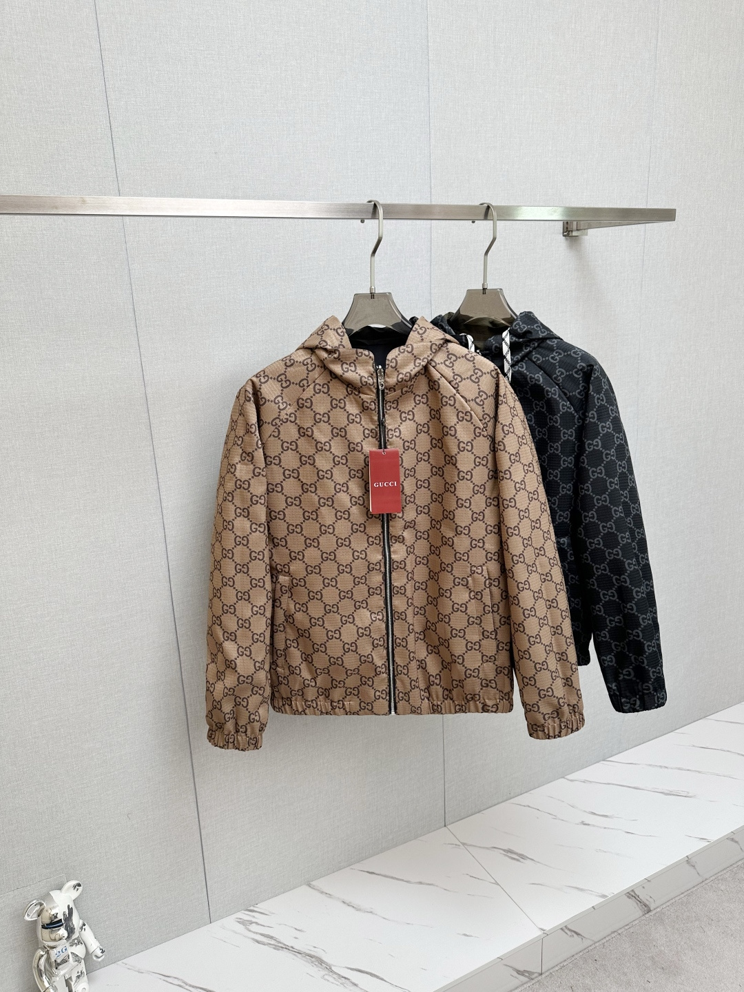 NO:569271,GUCCI 2025 Autumn and Winter New Reversible Jacket, Original Order, Fashionable Jacket Made of Italian Imported Fabrics. European counters are synchronized, the upper body is more casual and generous, and the counter’s original hardware is a new luxury high-end customized accessory!  Luxurious brand-specific logo embellishment design, the highest quality shipments in the market, original accessories, the ultimate in luxury!  Soft and comfortable. The upper body is very handsome!  Suitable for any scene!  Size: M—3XL,,gucci,jackets & coats,jackets & coats,alexander wang19860909GUCCI 2025秋冬新款双面穿夹克外套 原单狠货 意大利进口面料时尚夹克外套.欧洲专柜同步,上身更随意大方,专柜原版五金奢华高档定制配饰新作！奢华品牌特质logo点缀设计,市场最高品质出货、原版辅料,奢华极致！柔软舒适.上身爆帅！适合任意场景！码数:M—3XL,,gucci,jackets & coats,jackets & coats,alexander wang,Men's clothing