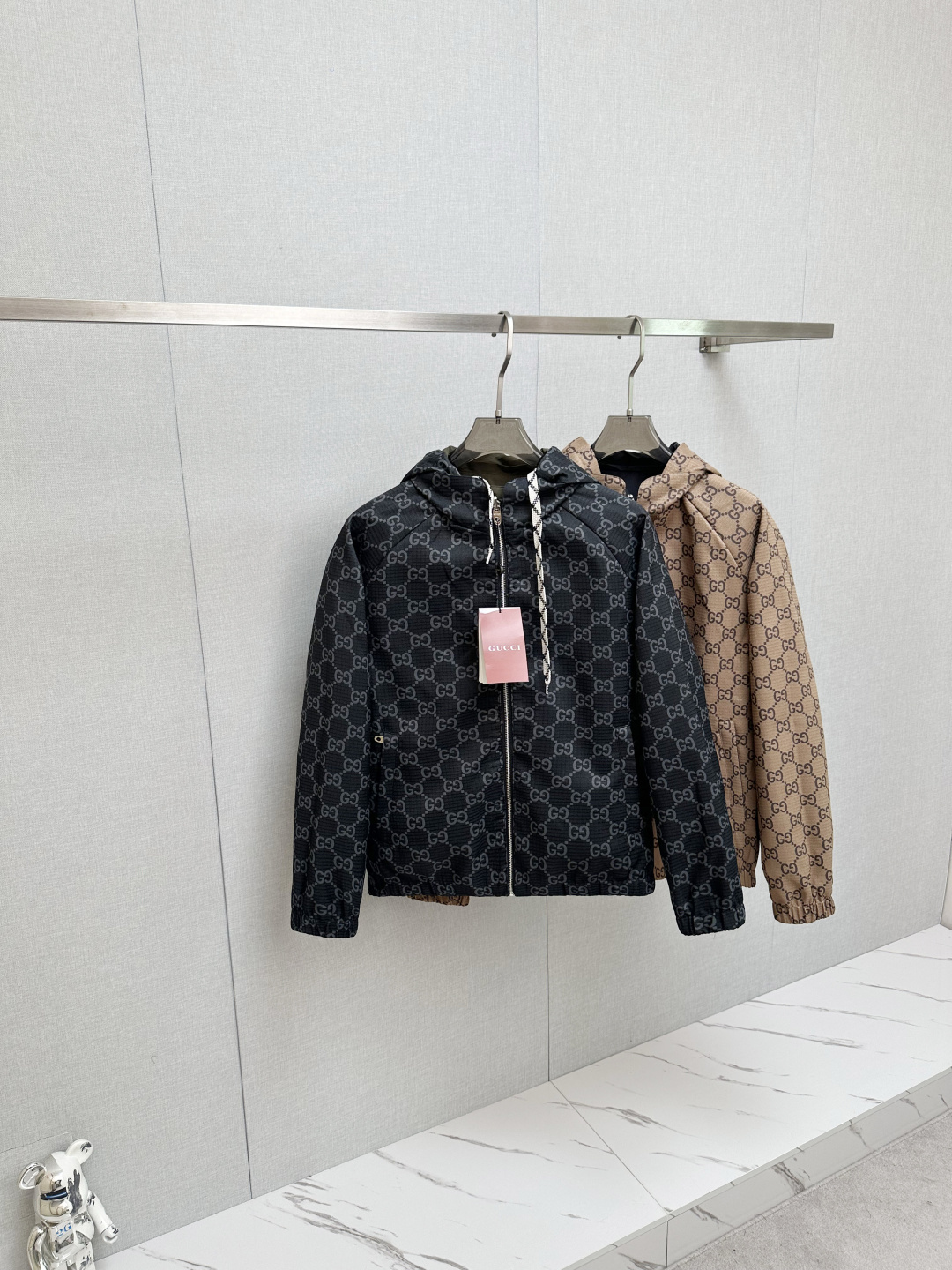 NO:541453,GUCCI 2025 autumn and winter new double-sided jacket jacket, original single ruthless product, imported Italian fabric fashionable jacket jacket. European counters are synchronized, the upper body is more casual and elegant, and the counter original hardware is luxurious and high-end customized accessories new work!  Luxury brand characteristics logo embellishment design, the highest quality shipment in the market, original auxiliary materials, the ultimate luxury!  Soft and comfortable. The upper body is so handsome!  Suitable for any scene!  Number of codes: M—3XL, gucci, jackets & coats, jackets & coats, alexander wang19860909GUCCI 2025秋冬新款双面穿夹克外套 原单狠货 意大利进口面料时尚夹克外套.欧洲专柜同步,上身更随意大方,专柜原版五金奢华高档定制配饰新作！奢华品牌特质logo点缀设计,市场最高品质出货、原版辅料,奢华极致！柔软舒适.上身爆帅！适合任意场景！码数:M—3XL,,gucci,jackets & coats,jackets & coats,alexander wang,Men's clothing