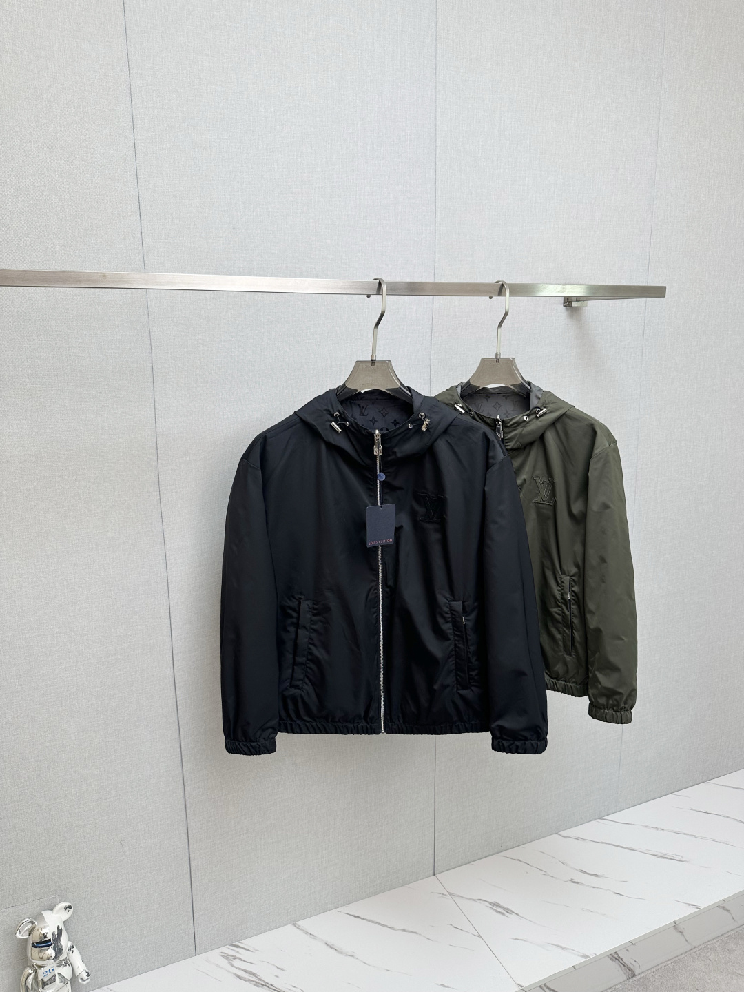 NO:569266,LV 2025 Autumn and Winter New Reversible Jacket, Original Order, Fashionable Jacket Made of Italian Imported Fabrics. European counters are synchronized, the upper body is more casual and generous, and the counter’s original hardware is a new luxury and high-end customized accessory!  Luxurious brand-specific logo embellishment design, the highest quality shipments in the market, original accessories, the ultimate in luxury!  Soft and comfortable. The upper body is very handsome!  Suitable for any scene!  Size: M—3XL,,louis vuitton,jackets & coats,jackets & coats,alexander wang19860909LV 2025秋冬新款双面穿夹克外套 原单狠货 意大利进口面料时尚夹克外套.欧洲专柜同步,上身更随意大方,专柜原版五金奢华高档定制配饰新作！奢华品牌特质logo点缀设计,市场最高品质出货、原版辅料,奢华极致！柔软舒适.上身爆帅！适合任意场景！码数:M—3XL,,louis vuitton,jackets & coats,jackets & coats,alexander wang,Men's clothing