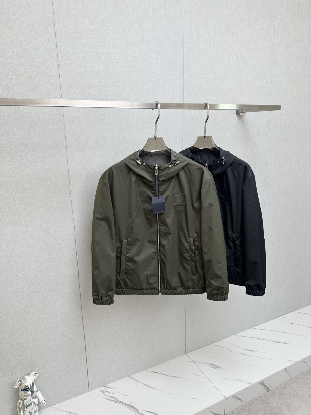 NO:541455,LV 2025 autumn and winter new double-sided jacket jacket, original single ruthless product, imported Italian fabric fashionable jacket jacket. European counters are synchronized, the upper body is more casual and elegant, the counter original hardware is luxurious and high-end customized accessories new work!  Luxury brand characteristics logo embellishment design, the highest quality shipment in the market, original auxiliary materials, the ultimate luxury!  Soft and comfortable. The upper body is so handsome!  Suitable for any scene!  Number of codes: M—3XL, louis vuitton, jackets & coats, jackets & coats, alexander wang19860909LV 2025秋冬新款双面穿夹克外套 原单狠货 意大利进口面料时尚夹克外套.欧洲专柜同步,上身更随意大方,专柜原版五金奢华高档定制配饰新作！奢华品牌特质logo点缀设计,市场最高品质出货、原版辅料,奢华极致！柔软舒适.上身爆帅！适合任意场景！码数:M—3XL,,louis vuitton,jackets & coats,jackets & coats,alexander wang,Men's clothing