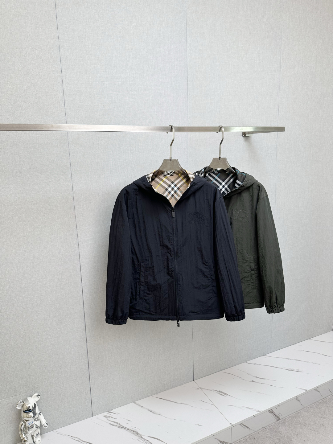 NO:569261,BURB 2025 Autumn and Winter new style reversible jacket, original order, fashionable jacket made of imported Italian fabrics. European counters are synchronized, the upper body is more casual and generous, the counter's original hardware luxury high-end customized accessories are new!  Luxurious brand-specific logo embellishment design, the highest quality shipments in the market, original accessories, the ultimate in luxury!  Soft and comfortable. The upper body is very handsome!  Suitable for any scene!  Size: M—3XL,,burberry,jackets & coats,jackets & coats,alexander wang19860909BURB 2025秋冬新款双面穿夹克外套 原单狠货 意大利进口面料时尚夹克外套.欧洲专柜同步,上身更随意大方,专柜原版五金奢华高档定制配饰新作！奢华品牌特质logo点缀设计,市场最高品质出货、原版辅料,奢华极致！柔软舒适.上身爆帅！适合任意场景！码数:M—3XL,,burberry,jackets & coats,jackets & coats,alexander wang,Men's clothing