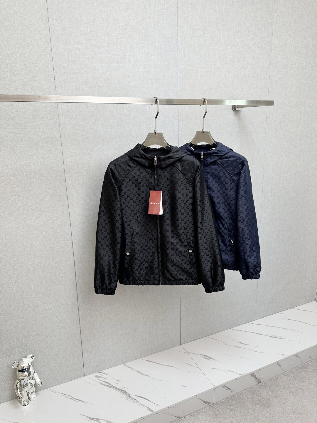 NO:569256,GUCCI 2025 Autumn and Winter New Reversible Jacket, Original Order, Fashionable Jacket Made of Italian Imported Fabrics. European counters are synchronized, the upper body is more casual and generous, and the counter’s original hardware is a new luxury high-end customized accessory!  Luxurious brand-specific logo embellishment design, the highest quality shipments in the market, original accessories, the ultimate in luxury!  Soft and comfortable. The upper body is very handsome!  Suitable for any scene!  Size: M—3XL,,gucci,jackets & coats,jackets & coats,alexander wang19860909GUCCI 2025秋冬新款双面穿夹克外套 原单狠货 意大利进口面料时尚夹克外套.欧洲专柜同步,上身更随意大方,专柜原版五金奢华高档定制配饰新作！奢华品牌特质logo点缀设计,市场最高品质出货、原版辅料,奢华极致！柔软舒适.上身爆帅！适合任意场景！码数:M—3XL,,gucci,jackets & coats,jackets & coats,alexander wang,Men's clothing