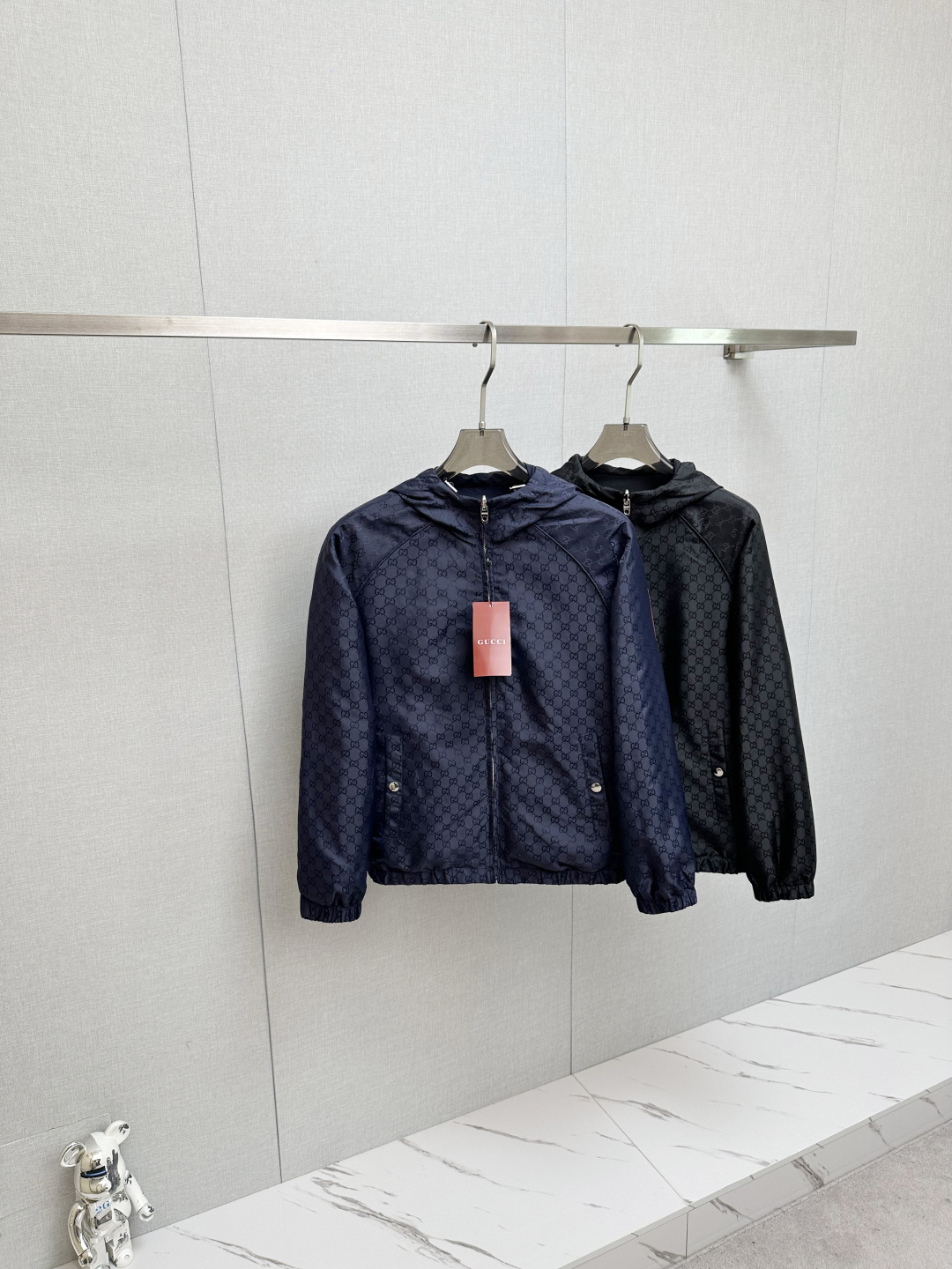 NO:541459,GUCCI 2025 autumn and winter new double-sided jacket jacket, original single ruthless product, imported Italian fabric fashionable jacket jacket. European counters are synchronized, the upper body is more casual and elegant, and the counter original hardware is luxurious and high-end customized accessories new work!  Luxury brand characteristics logo embellishment design, the highest quality shipment in the market, original auxiliary materials, the ultimate luxury!  Soft and comfortable. The upper body is so handsome!  Suitable for any scene!  Number of codes: M—3XL, gucci, jackets & coats, jackets & coats, alexander wang19860909GUCCI 2025秋冬新款双面穿夹克外套 原单狠货 意大利进口面料时尚夹克外套.欧洲专柜同步,上身更随意大方,专柜原版五金奢华高档定制配饰新作！奢华品牌特质logo点缀设计,市场最高品质出货、原版辅料,奢华极致！柔软舒适.上身爆帅！适合任意场景！码数:M—3XL,,gucci,jackets & coats,jackets & coats,alexander wang,Men's clothing