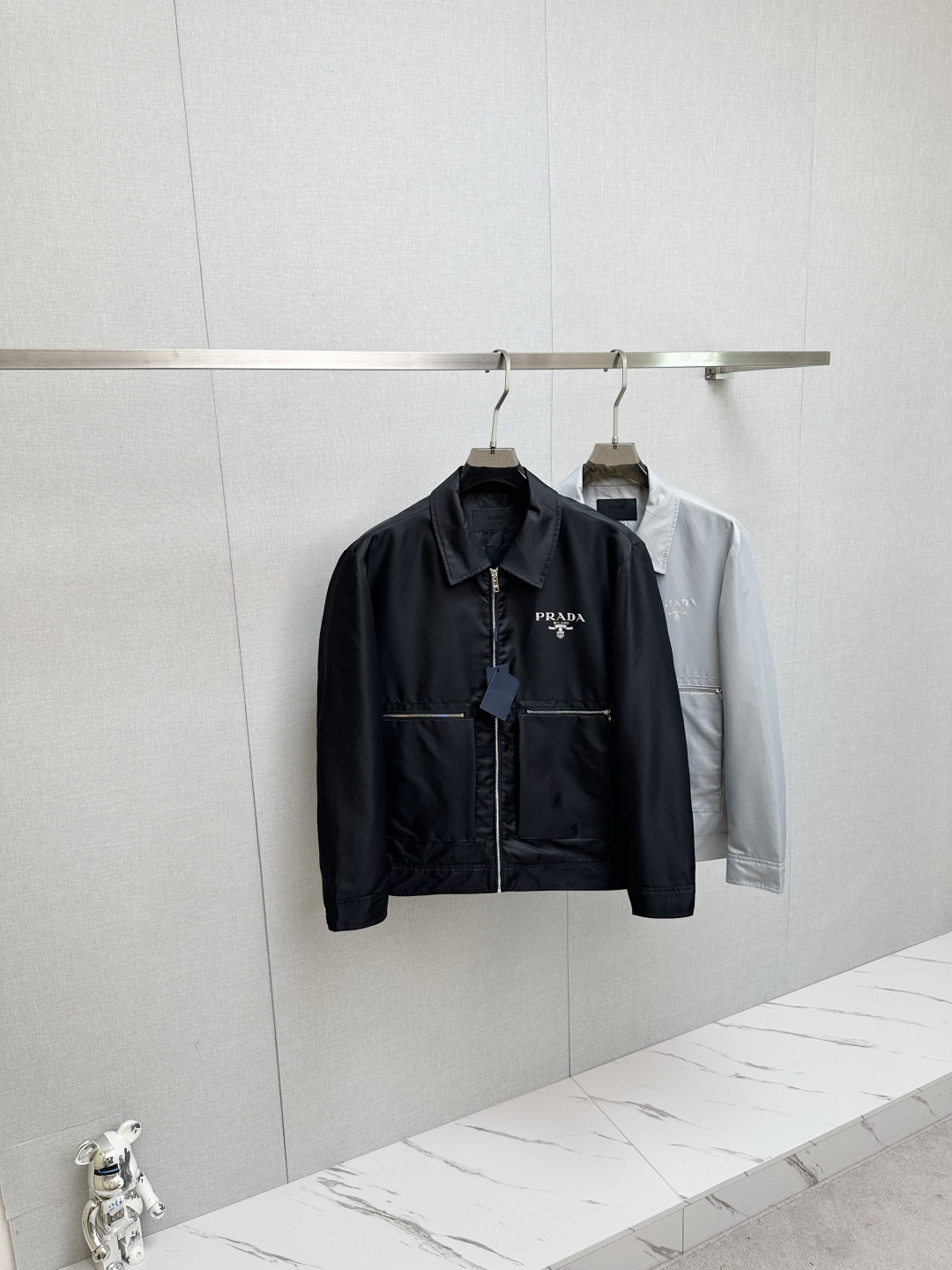 NO:569251,PRADA 2025 Autumn and Winter New Style Jackets, Original Orders, Fashionable Jackets Made of Italian Imported Fabrics. European counters are synchronized, the upper body is more casual and generous, and the counter’s original hardware luxury high-end customized accessories are new!  Luxurious brand-specific logo embellishment design, the highest quality shipments in the market, original accessories, the ultimate in luxury!  Soft and comfortable. The upper body is very handsome!  Suitable for any scene!  Size: M—3XL,,prada,jackets & coats,jackets & coats,alexander wang19860909PRADA 2025秋冬新款 夹克外套 原单狠货 意大利进口面料时尚夹克外套.欧洲专柜同步,上身更随意大方,专柜原版五金奢华高档定制配饰新作！奢华品牌特质logo点缀设计,市场最高品质出货、原版辅料,奢华极致！柔软舒适.上身爆帅！适合任意场景！码数:M—3XL,,prada,jackets & coats,jackets & coats,alexander wang,Men's clothing