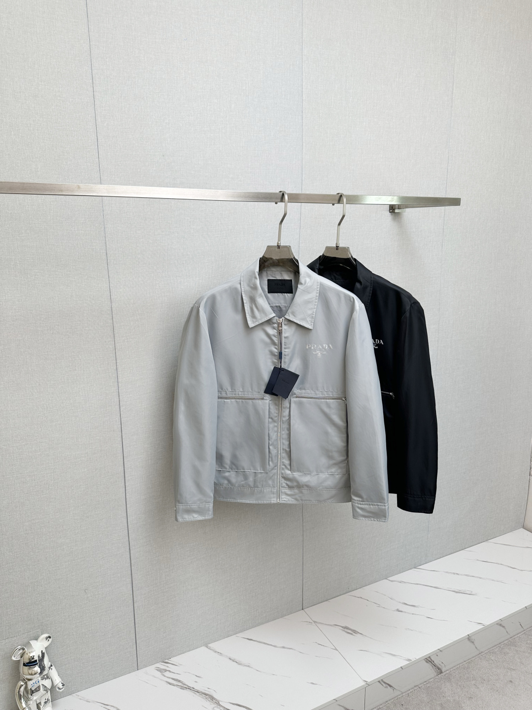 NO:595007,PRADA 2025 Autumn and Winter New Style Jackets, Original Orders, Fashionable Jackets Made of Italian Imported Fabrics. European counters are synchronized, the upper body is more casual and generous, and the counter’s original hardware luxury high-end customized accessories are new!  Luxurious brand-specific logo embellishment design, the highest quality shipments in the market, original accessories, the ultimate in luxury!  Soft and comfortable. The upper body is very handsome!  Suitable for any scene!  Size: M—3XL,,prada,jackets & coats,jackets & coats,alexander wang19860909PRADA 2025秋冬新款 夹克外套 原单狠货 意大利进口面料时尚夹克外套.欧洲专柜同步,上身更随意大方,专柜原版五金奢华高档定制配饰新作！奢华品牌特质logo点缀设计,市场最高品质出货、原版辅料,奢华极致！柔软舒适.上身爆帅！适合任意场景！码数:M—3XL,,prada,jackets & coats,jackets & coats,alexander wang,Men's clothing