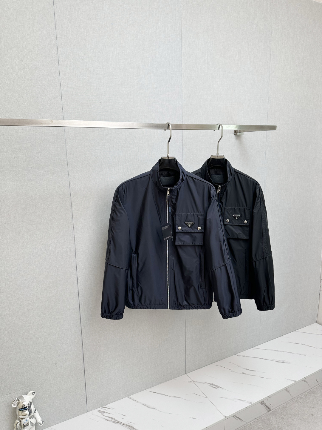 NO:541460,PRADA 2025 autumn and winter new style jacket, original single ruthless product, imported Italian fabric fashionable jacket. European counters are synchronized, the upper body is more casual and elegant, the counter original hardware is luxurious and high-end customized accessories new work!  Luxury brand characteristics logo embellishment design, the highest quality shipment in the market, original auxiliary materials, the ultimate luxury!  Soft and comfortable. The upper body is so handsome!  Suitable for any scene!  Number of codes: M—3XL, prada, jackets & coats, jackets & coats, alexander wang19860909PRADA 2025秋冬新款 夹克外套 原单狠货 意大利进口面料时尚夹克外套.欧洲专柜同步,上身更随意大方,专柜原版五金奢华高档定制配饰新作！奢华品牌特质logo点缀设计,市场最高品质出货、原版辅料,奢华极致！柔软舒适.上身爆帅！适合任意场景！码数:M—3XL,,prada,jackets & coats,jackets & coats,alexander wang,Men's clothing