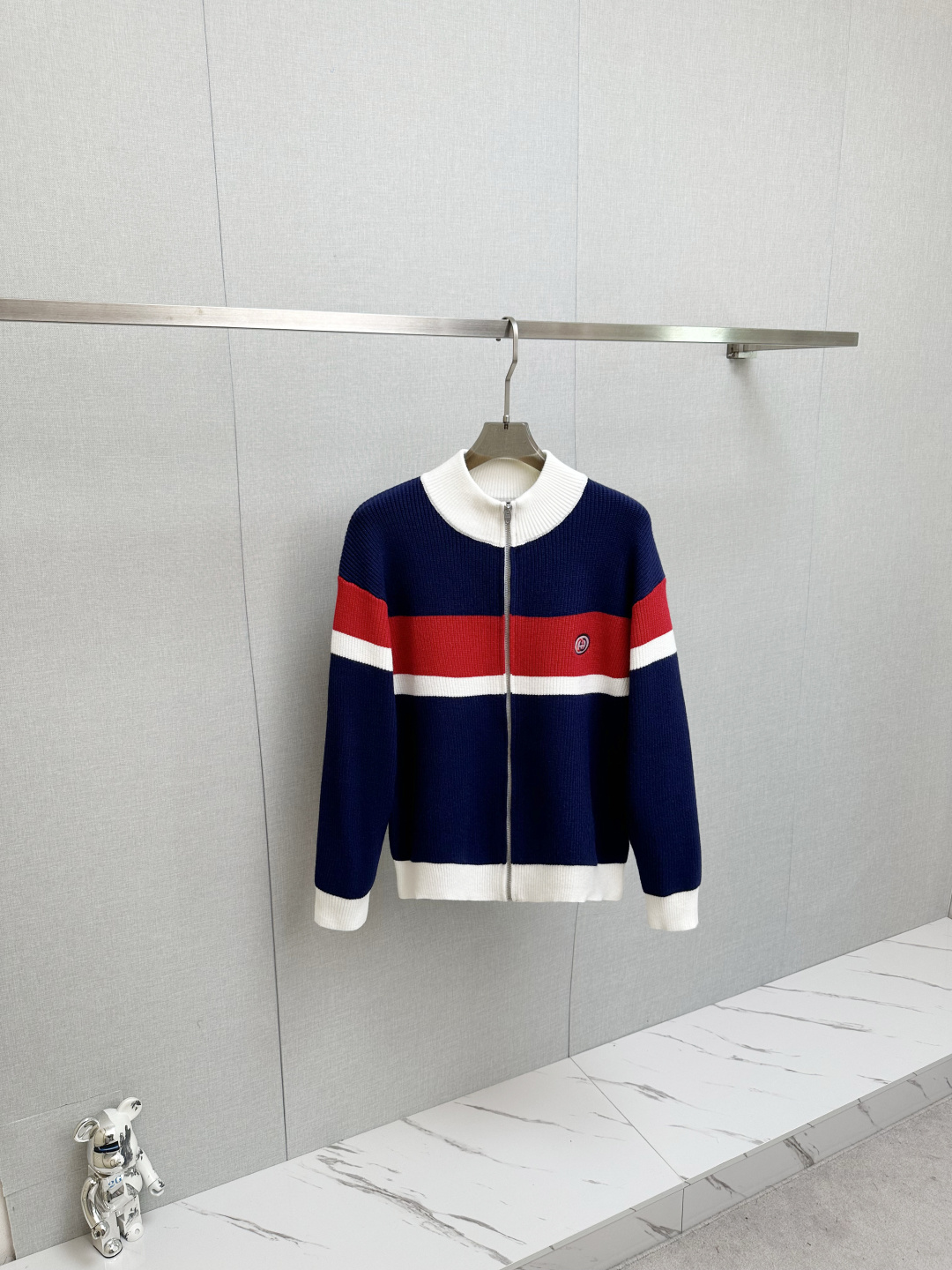 NO:572943,GUCCI 2025 new sweater, fine embroidery, wool fabric, chest logo design!  Trading company channels are rare and available on the official website simultaneously!  Autumn and winter series classic design!  This sweater is made of imported knitted wool!  The soft and dense terry texture makes it breathable and comfortable to wear next to the skin. The color is beautiful, eye-catching and fashionable. The unique pattern will definitely make you stand out in the crowd!  Casual cut design!  The upper body effect is age-reducing and versatile, making it easy to wear casually every day. Sizes M-3XL, gucci, sweaters, alexander wang19860909GUCCI 2025新款毛衣,精工刺绣,羊毛面料,胸前logo设计！贸易公司渠道稀出,同步官网发售！秋冬系列经典设计！此款毛衣甄选客供进口针织羊毛材质！柔软绵密的毛圈肌理,贴身穿着透气亲肤舒适,色彩靓丽、吸睛时髦度爆棚,与众不同的图案绝对可以让你在人群中出彩万分！休闲版型裁剪设计！上身效果减龄又百搭,轻松Get起日常休闲穿搭.尺码M-3XL,,gucci,sweaters,alexander wang,Men's clothing