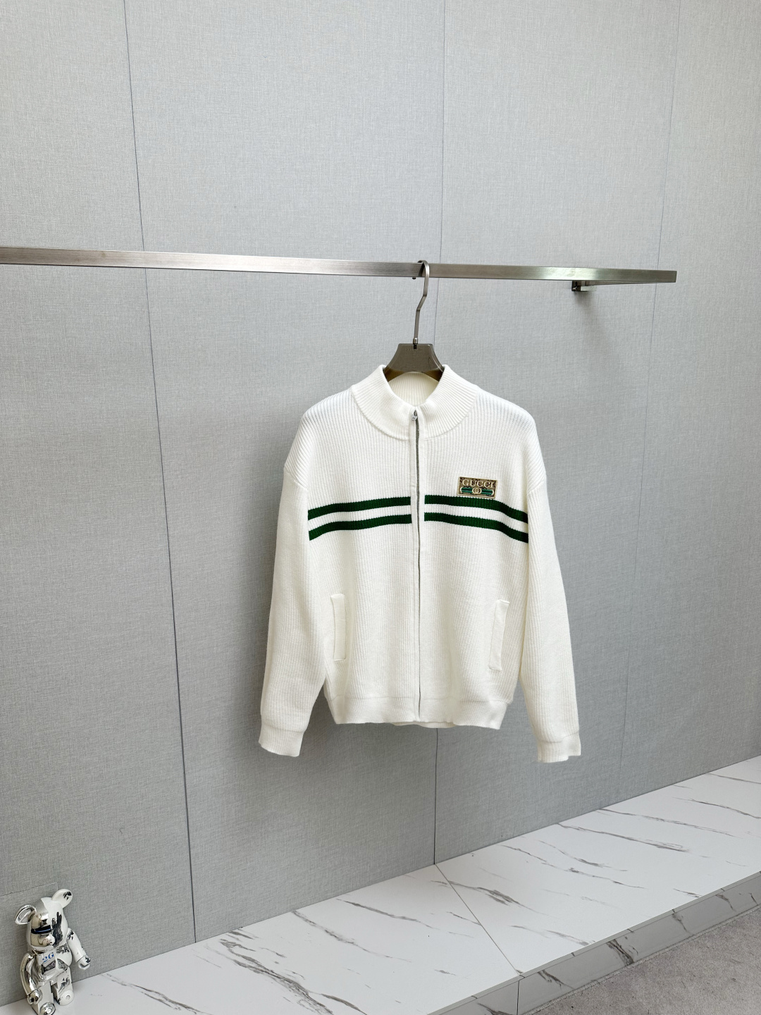 NO:657843,GUCCI 2025 new sweater, fine embroidery, wool fabric, chest logo design!  Trading company channels are rare and available on the official website simultaneously!  Autumn and winter series classic design!  This sweater is made of imported knitted wool!  The soft and dense terry texture makes it breathable and comfortable to wear next to the skin. The color is beautiful, eye-catching and fashionable. The unique pattern will definitely make you stand out in the crowd!  Casual cut design!  The upper body effect is age-reducing and versatile, making it easy to wear casually every day. Sizes M-3XL, gucci, sweaters, alexander wang19860909GUCCI 2025新款毛衣,精工刺绣,羊毛面料,胸前logo设计！贸易公司渠道稀出,同步官网发售！秋冬系列经典设计！此款毛衣甄选客供进口针织羊毛材质！柔软绵密的毛圈肌理,贴身穿着透气亲肤舒适,色彩靓丽、吸睛时髦度爆棚,与众不同的图案绝对可以让你在人群中出彩万分！休闲版型裁剪设计！上身效果减龄又百搭,轻松Get起日常休闲穿搭.尺码M-3XL,,gucci,sweaters,alexander wang,Men's clothing