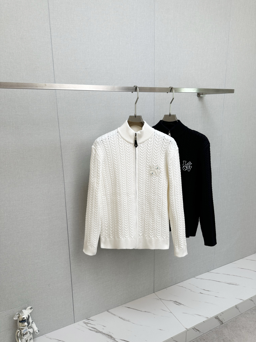 NO:657848,LV 2025 new sweater, fine embroidery, wool fabric, chest logo design!  Trading company channels are rare and available on the official website simultaneously!  Autumn and winter series classic design!  This sweater is made of imported knitted wool!  The soft and dense terry texture makes it breathable and comfortable to wear next to the skin. The color is beautiful, eye-catching and fashionable. The unique pattern will definitely make you stand out in the crowd!  Casual cut design!  The upper body effect is age-reducing and versatile, and it can be easily worn as a daily casual wear. Sizes M-3XL, louis vuitton, sweaters, alexander wang19860909LV 2025新款毛衣,精工刺绣,羊毛面料,胸前logo设计！贸易公司渠道稀出,同步官网发售！秋冬系列经典设计！此款毛衣甄选客供进口针织羊毛材质！柔软绵密的毛圈肌理,贴身穿着透气亲肤舒适,色彩靓丽、吸睛时髦度爆棚,与众不同的图案绝对可以让你在人群中出彩万分！休闲版型裁剪设计！上身效果减龄又百搭,轻松Get起日常休闲穿搭.尺码M-3XL,,louis vuitton,sweaters,alexander wang,Men's clothing