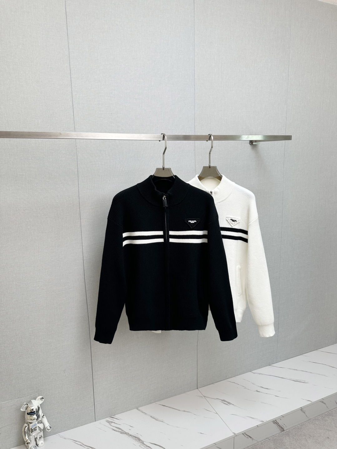 NO:572939,PRADA 2025 new sweater, fine embroidery, wool fabric, chest logo design!  Trading company channels are rare and available on the official website simultaneously!  Autumn and winter series classic design!  This sweater is made of imported knitted wool!  The soft and dense terry texture makes it breathable and comfortable to wear next to the skin. The color is beautiful, eye-catching and fashionable. The unique pattern will definitely make you stand out in the crowd!  Casual cut design!  The upper body effect is age-reducing and versatile, making it easy to wear casually every day. Sizes M-3XL, prada, sweaters, alexander wang19860909PRADA 2025新款毛衣,精工刺绣,羊毛面料,胸前logo设计！贸易公司渠道稀出,同步官网发售！秋冬系列经典设计！此款毛衣甄选客供进口针织羊毛材质！柔软绵密的毛圈肌理,贴身穿着透气亲肤舒适,色彩靓丽、吸睛时髦度爆棚,与众不同的图案绝对可以让你在人群中出彩万分！休闲版型裁剪设计！上身效果减龄又百搭,轻松Get起日常休闲穿搭.尺码M-3XL,,prada,sweaters,alexander wang,Men's clothing