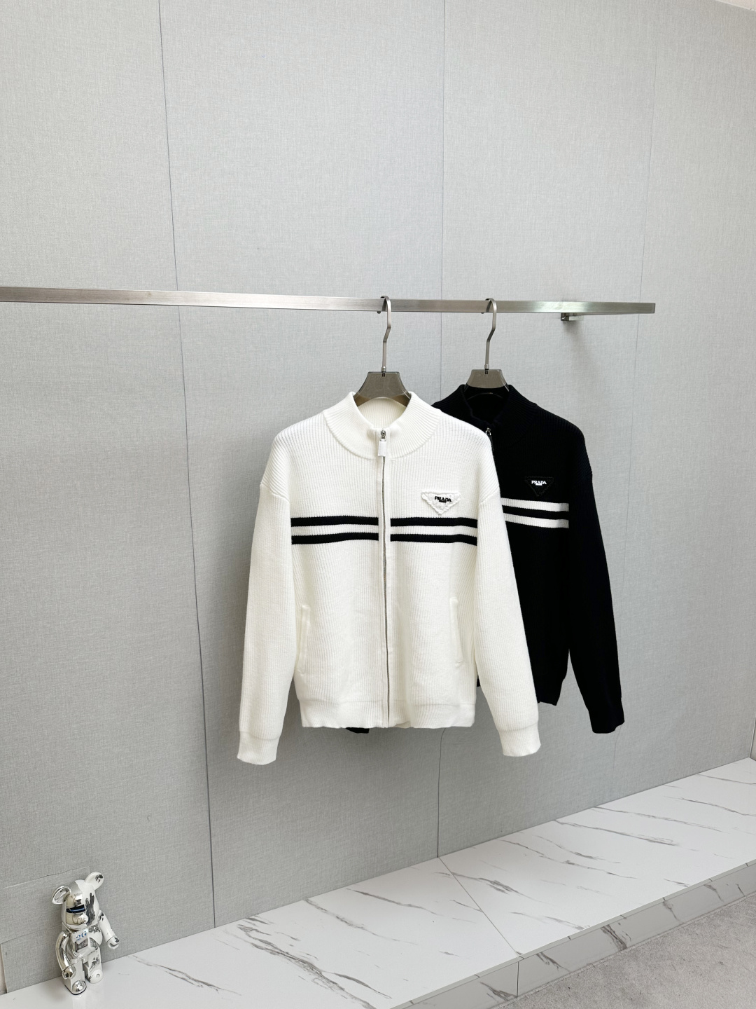 NO:657854,PRADA 2025 new sweater, fine embroidery, wool fabric, chest logo design!  Trading company channels are rare and available on the official website simultaneously!  Autumn and winter series classic design!  This sweater is made of imported knitted wool!  The soft and dense terry texture makes it breathable and comfortable to wear next to the skin. The color is beautiful, eye-catching and fashionable. The unique pattern will definitely make you stand out in the crowd!  Casual cut design!  The upper body effect is age-reducing and versatile, and it can be easily worn as a daily casual wear. Sizes M-3XL, prada, sweaters, alexander wang19860909PRADA 2025新款毛衣,精工刺绣,羊毛面料,胸前logo设计！贸易公司渠道稀出,同步官网发售！秋冬系列经典设计！此款毛衣甄选客供进口针织羊毛材质！柔软绵密的毛圈肌理,贴身穿着透气亲肤舒适,色彩靓丽、吸睛时髦度爆棚,与众不同的图案绝对可以让你在人群中出彩万分！休闲版型裁剪设计！上身效果减龄又百搭,轻松Get起日常休闲穿搭.尺码M-3XL,,prada,sweaters,alexander wang,Men's clothing